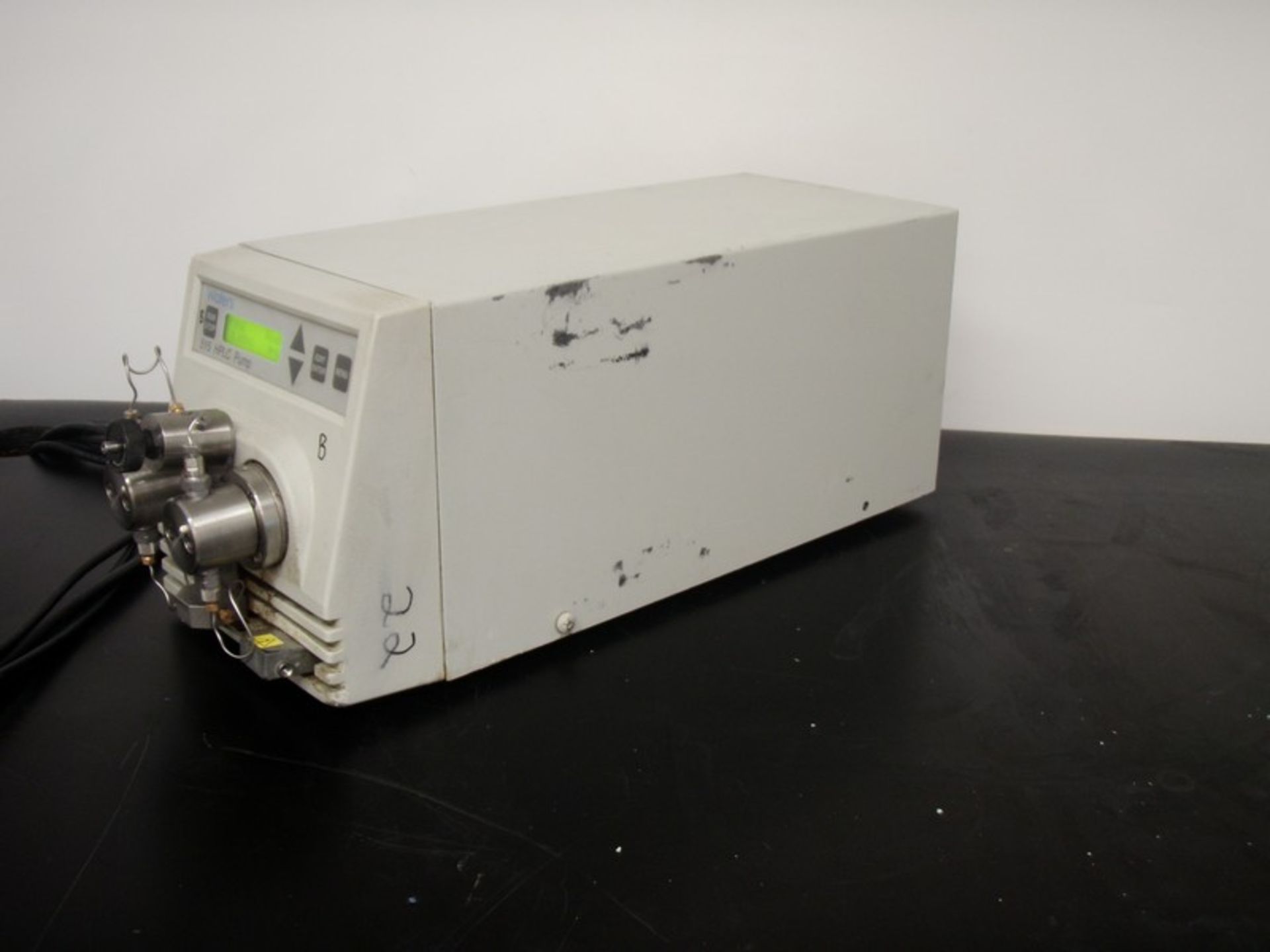 Waters 515 HPLC Pump, Model WAT20700, S/N D06515 530A (NOTE: Pump Powers On)***Located in NC*** - Image 4 of 9