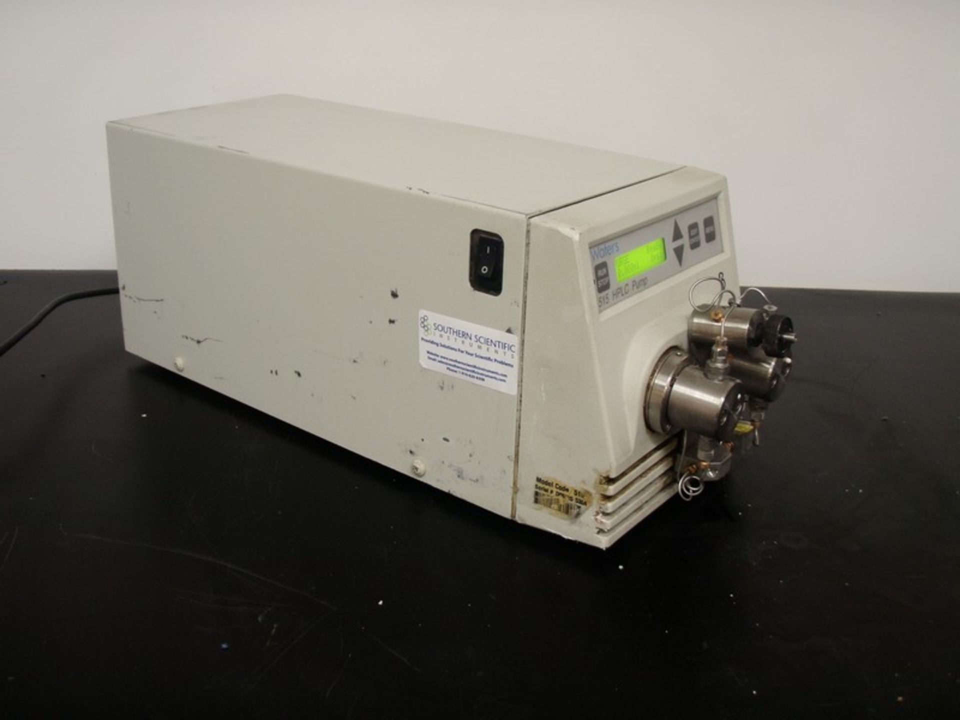 Waters 515 HPLC Pump, Model WAT20700, S/N D06515 530A (NOTE: Pump Powers On)***Located in NC*** - Image 2 of 9