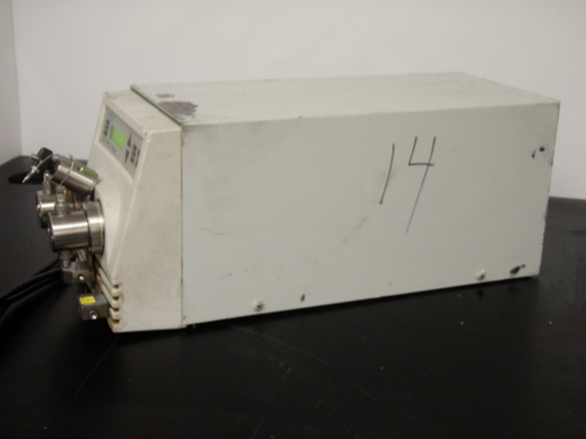 Waters 515 HPLC Pump, Model WAT20700, S/N C08515 285A (NOTE: Pump Powers On)***Located in NC*** - Image 4 of 9