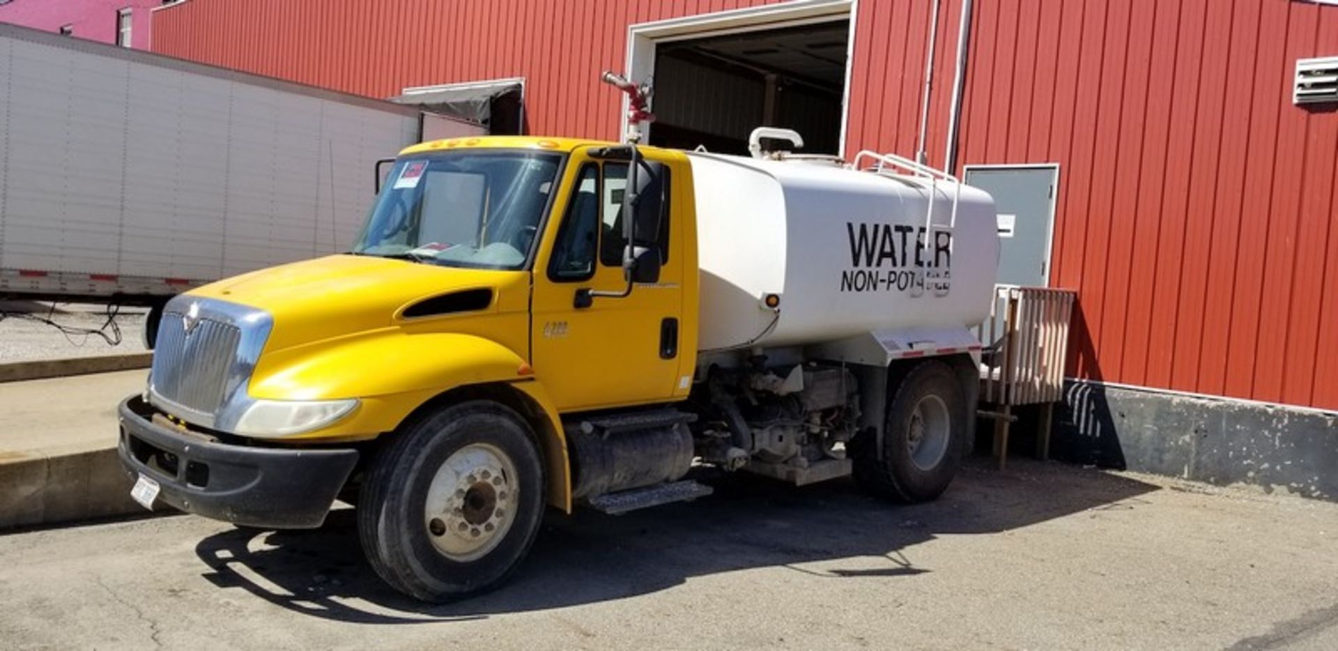 2004 International 4300 Tanker / Water Truck, VIN 1HTMMAAL45H116866, with DT 466