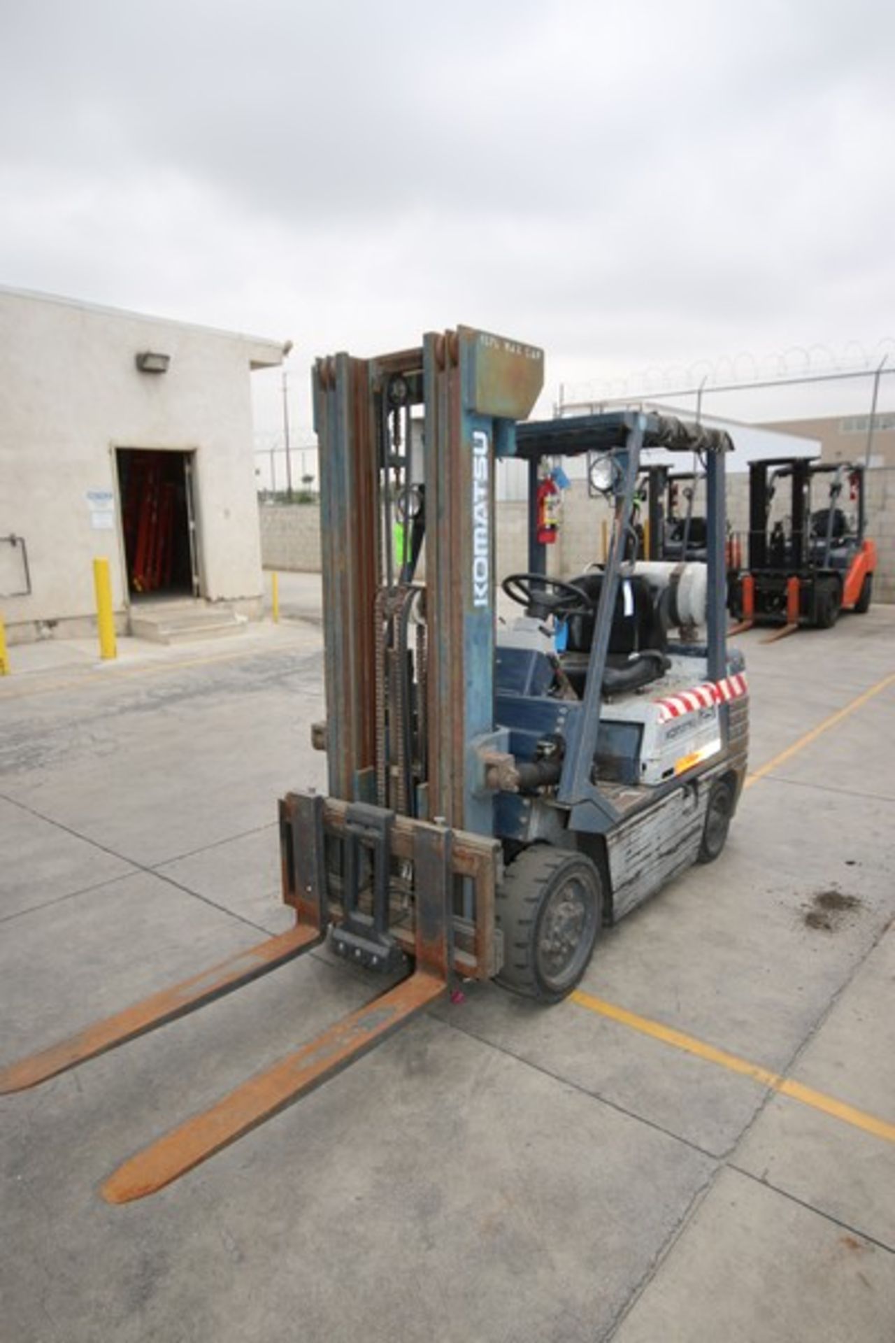 Komatsu 4,170 lb. Sit-Down Propane Forklift, M/N FG255T11, S/N 405344, 1,733.3 Hours, 3-Stage Mast - Image 3 of 7