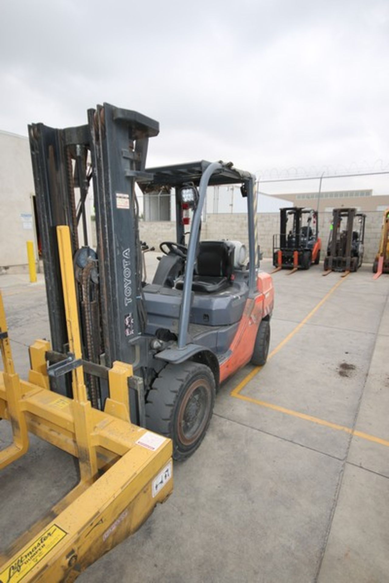 Toyota 5,650 lb. Sit-Down Propane Forklift, M/N 8FGU30, S/N 12793, with 3-Stage Mast, with - Image 3 of 9