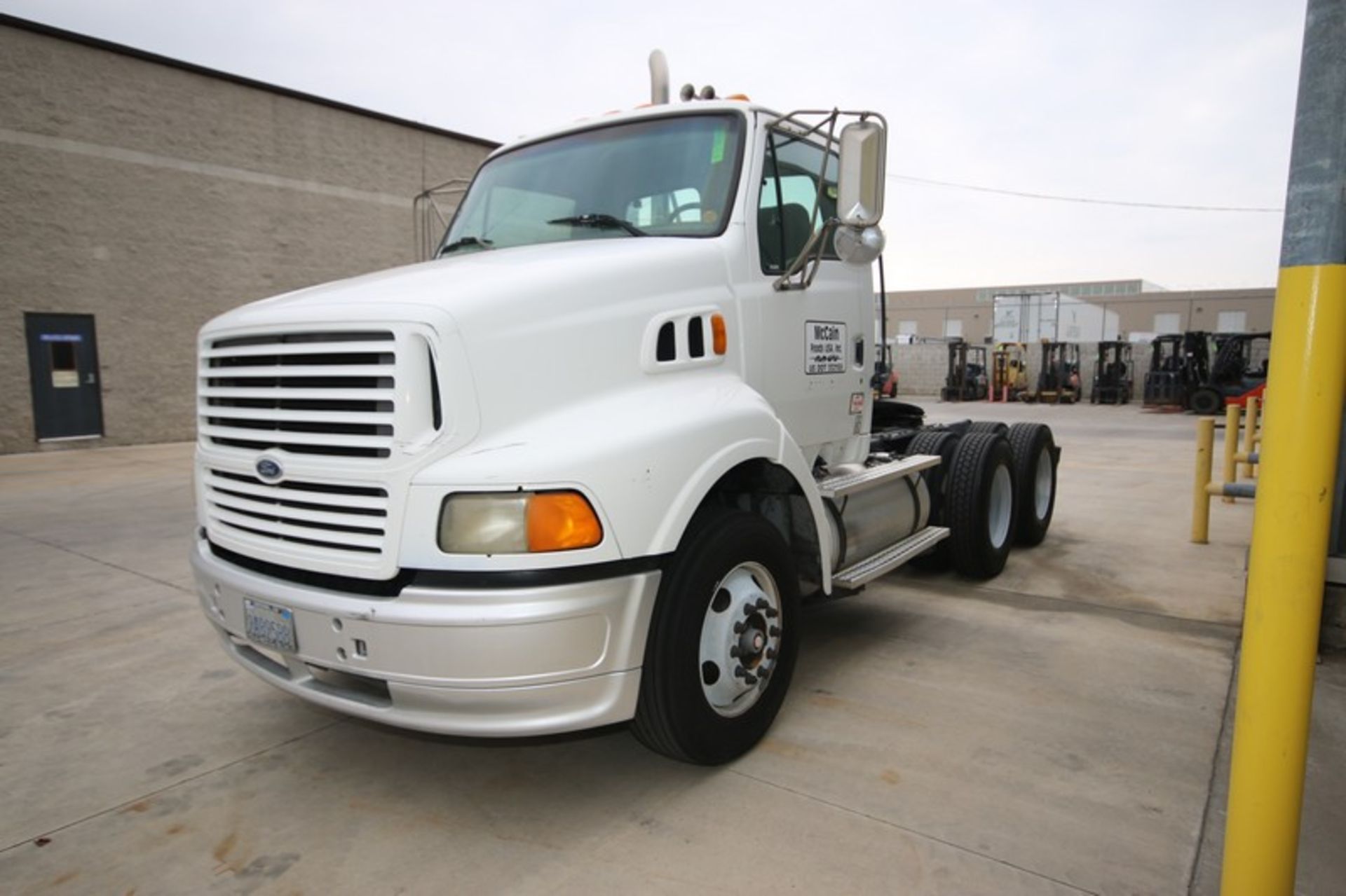 1997 Ford White Tractor, VIN #: 1FTYY96P6WVA24660, Front GAWR: 12,000 lbs., GVWR: 46,000 lbs., 283, - Image 2 of 9