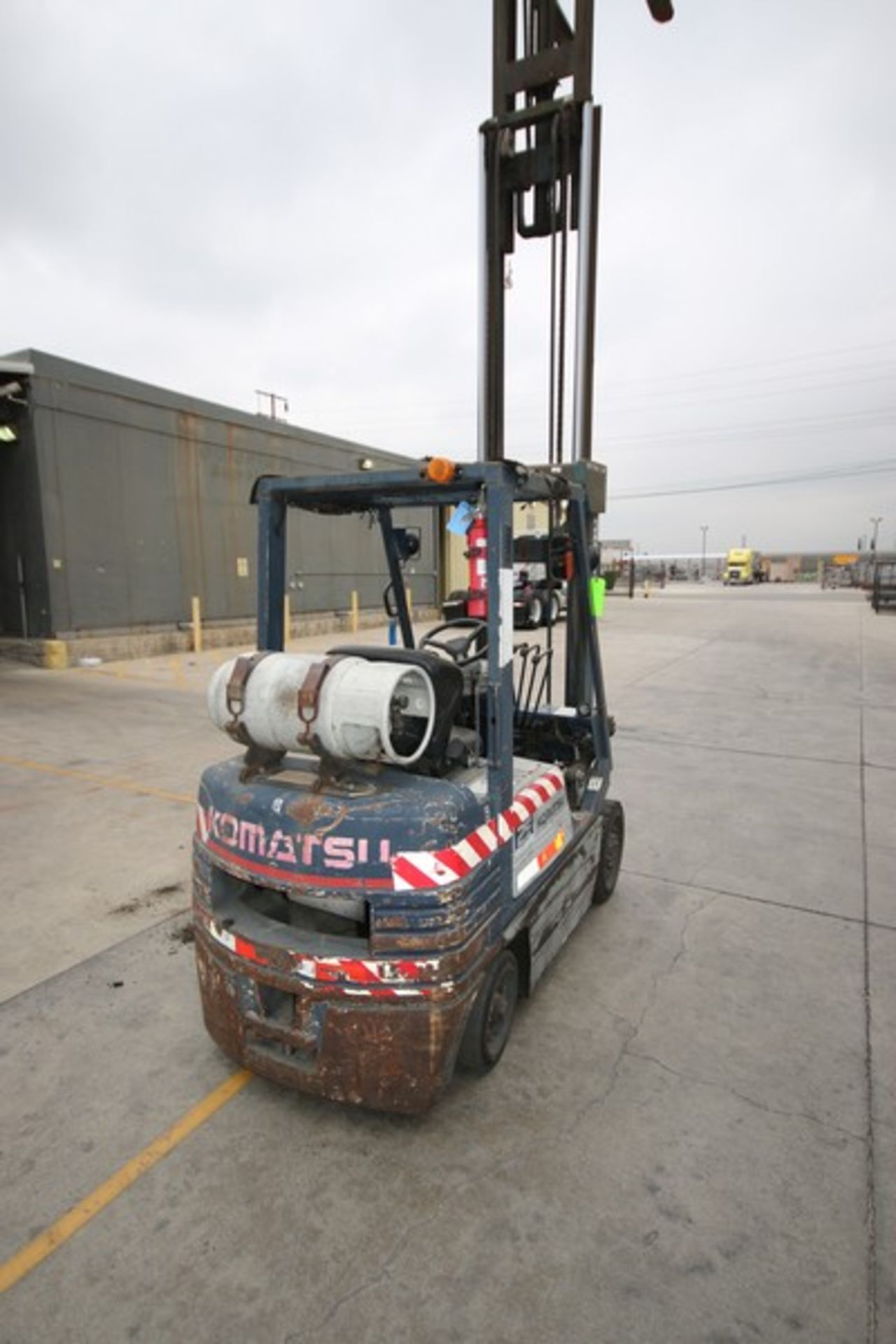 Komatsu 4,170 lb. Sit-Down Propane Forklift, M/N FG255T11, S/N 405344, 1,733.3 Hours, 3-Stage Mast - Bild 7 aus 7