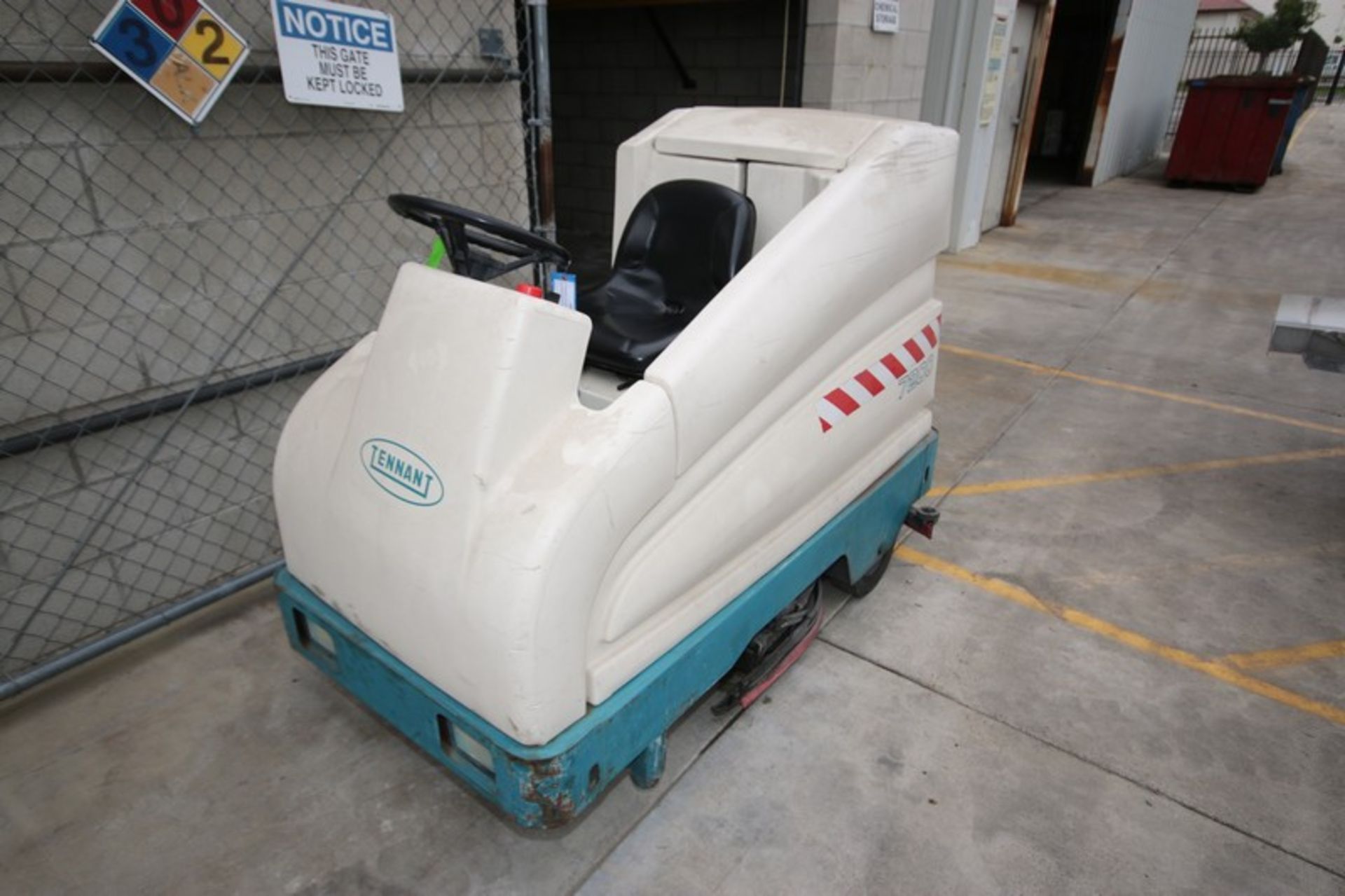 Tennant Sit-Down Floor Scrubber, M/N 7200, S/N 7200-6846, GVW 2500, 36 Volt Battery, Inlcudes 36 - Image 2 of 5