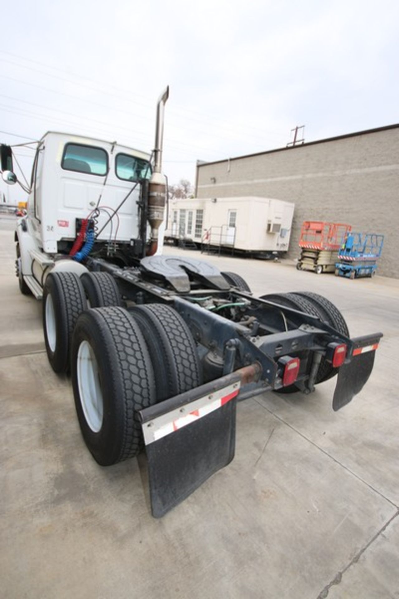 1997 Ford White Tractor, VIN #: 1FTYY96P6WVA24660, Front GAWR: 12,000 lbs., GVWR: 46,000 lbs., 283, - Image 3 of 9