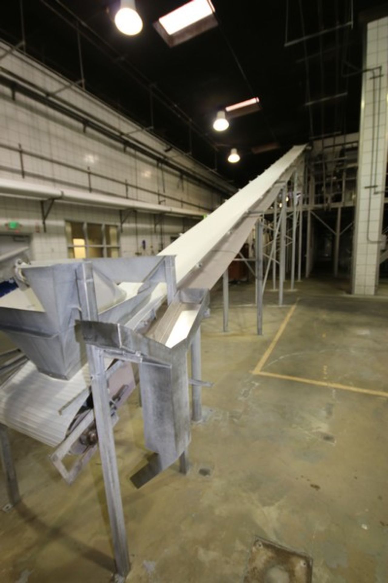 Key V-Shape Incline Feed Conveyor, with Cleated Vinyl Beat, Aprox. 24" W Belt, with Mounted S/S - Bild 3 aus 4