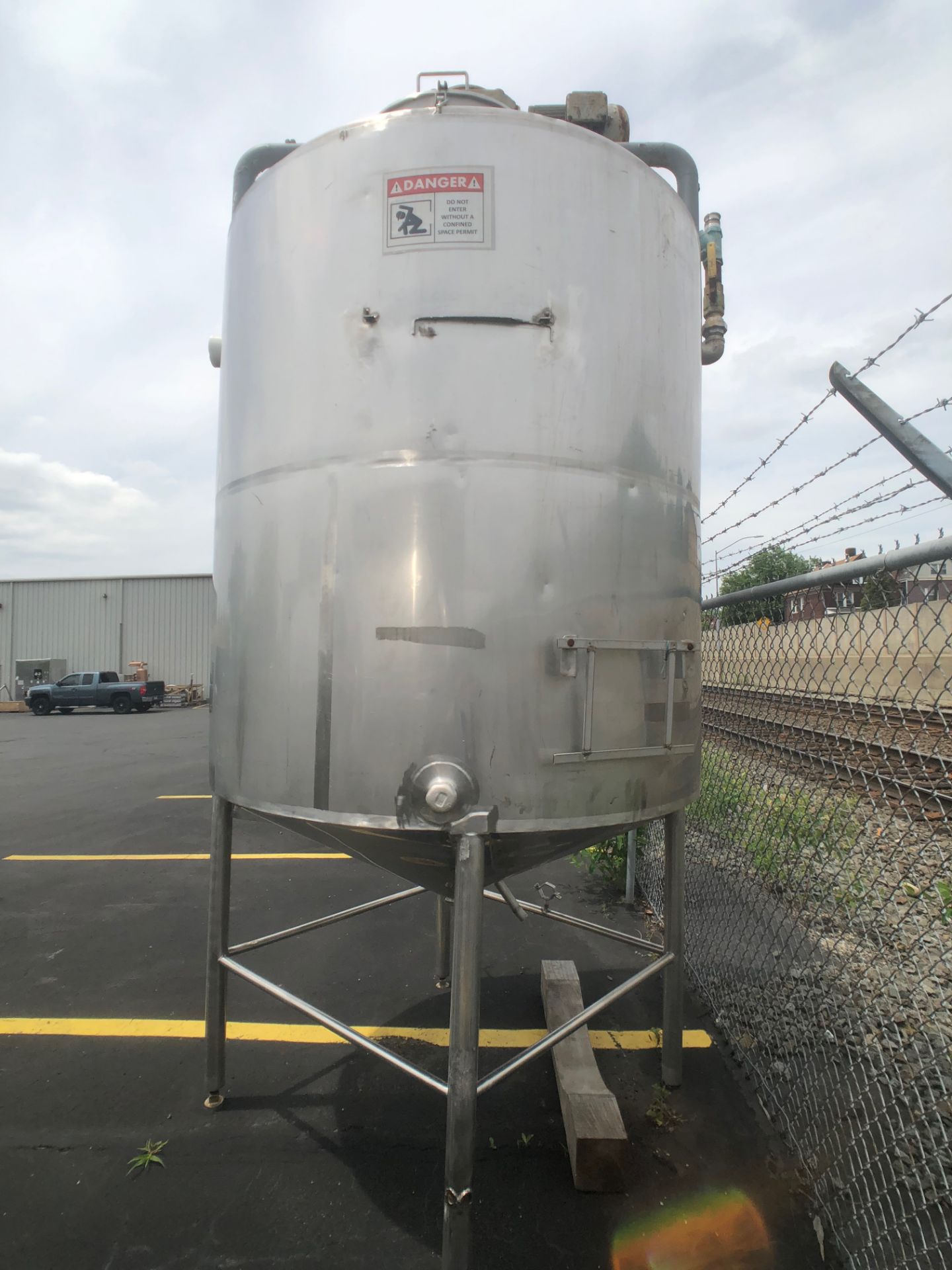 Approx. 1,000 Gallon Cone Bottom Jacketed S/S Tank, with Bottom Sweep Agitator, with SEW Drive - Image 4 of 7