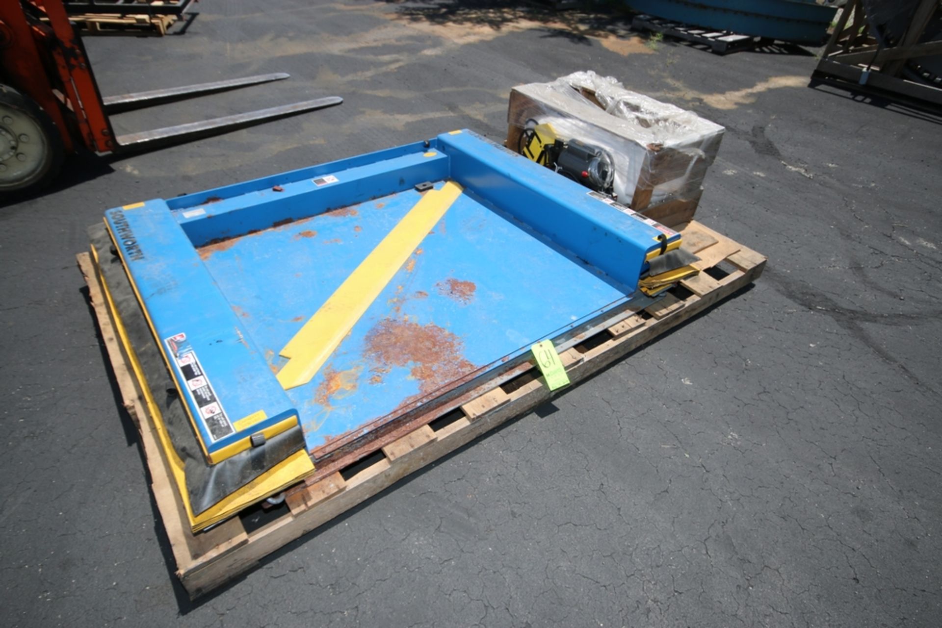 Southworth Pallet Lift, M/N ZLS2-35, S/N 78589-100/1241656-01, Internal Dims.: Aprox. 4' L x 4-1/