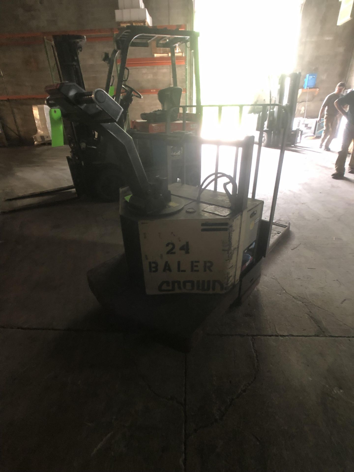 Crown 6,000 LB Electric Pallet Jack, Model 60PE273, serial number W86531 - Image 3 of 5