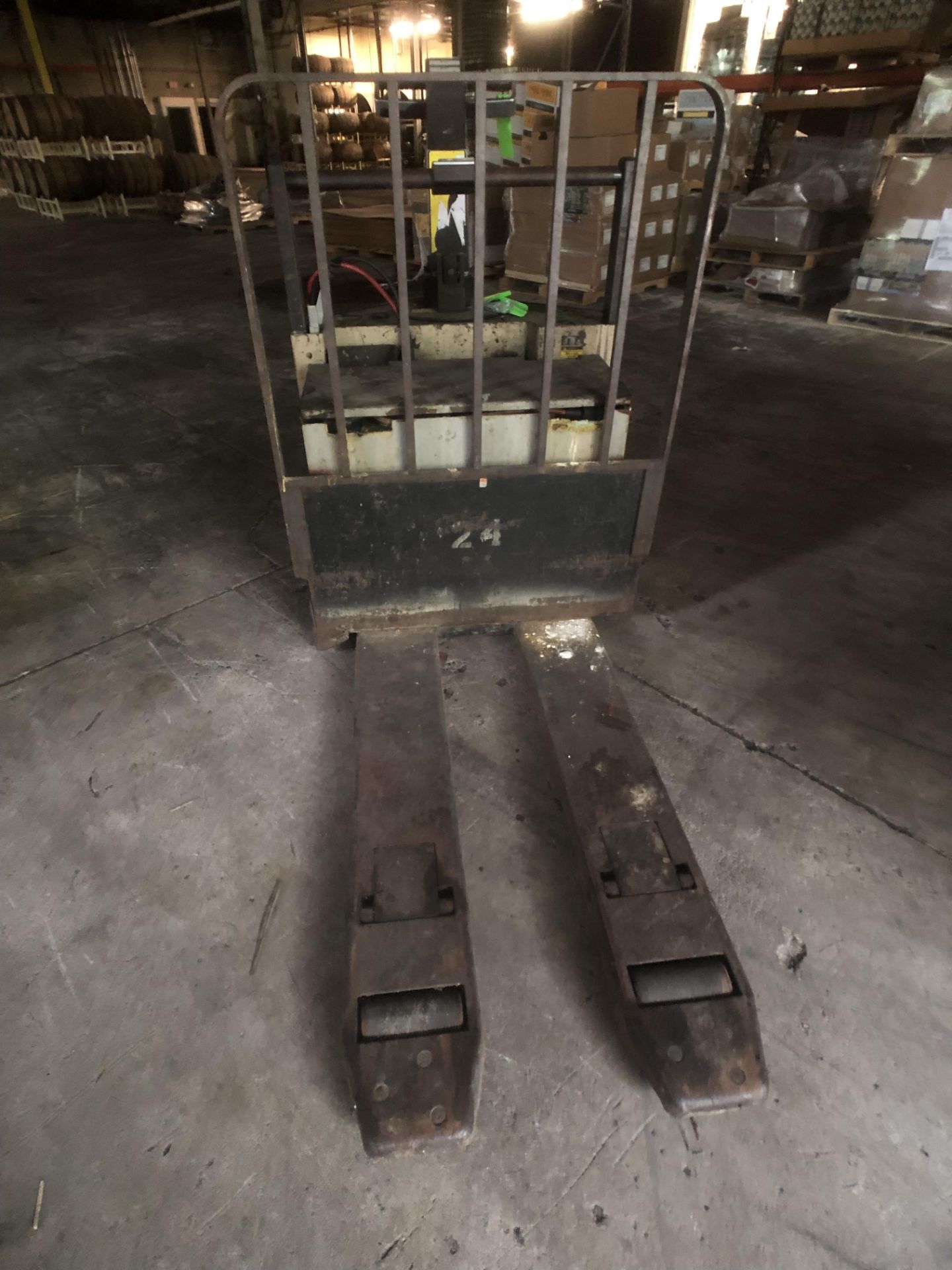 Crown 6,000 LB Electric Pallet Jack, Model 60PE273, serial number W86531 - Image 4 of 5