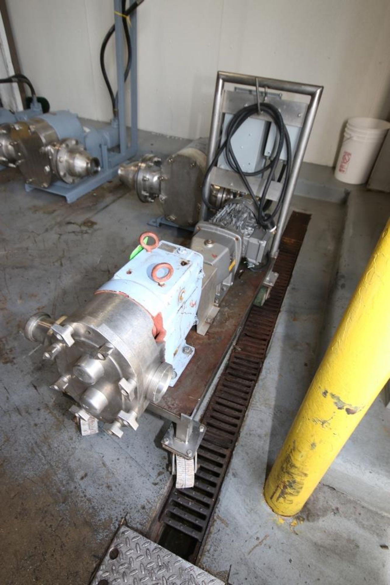Waukesha 3 hp Positive Displacement Pump, M/N 130, S/N 84506SS, with 2" Thread Type Inlet/Outlet, - Image 3 of 8