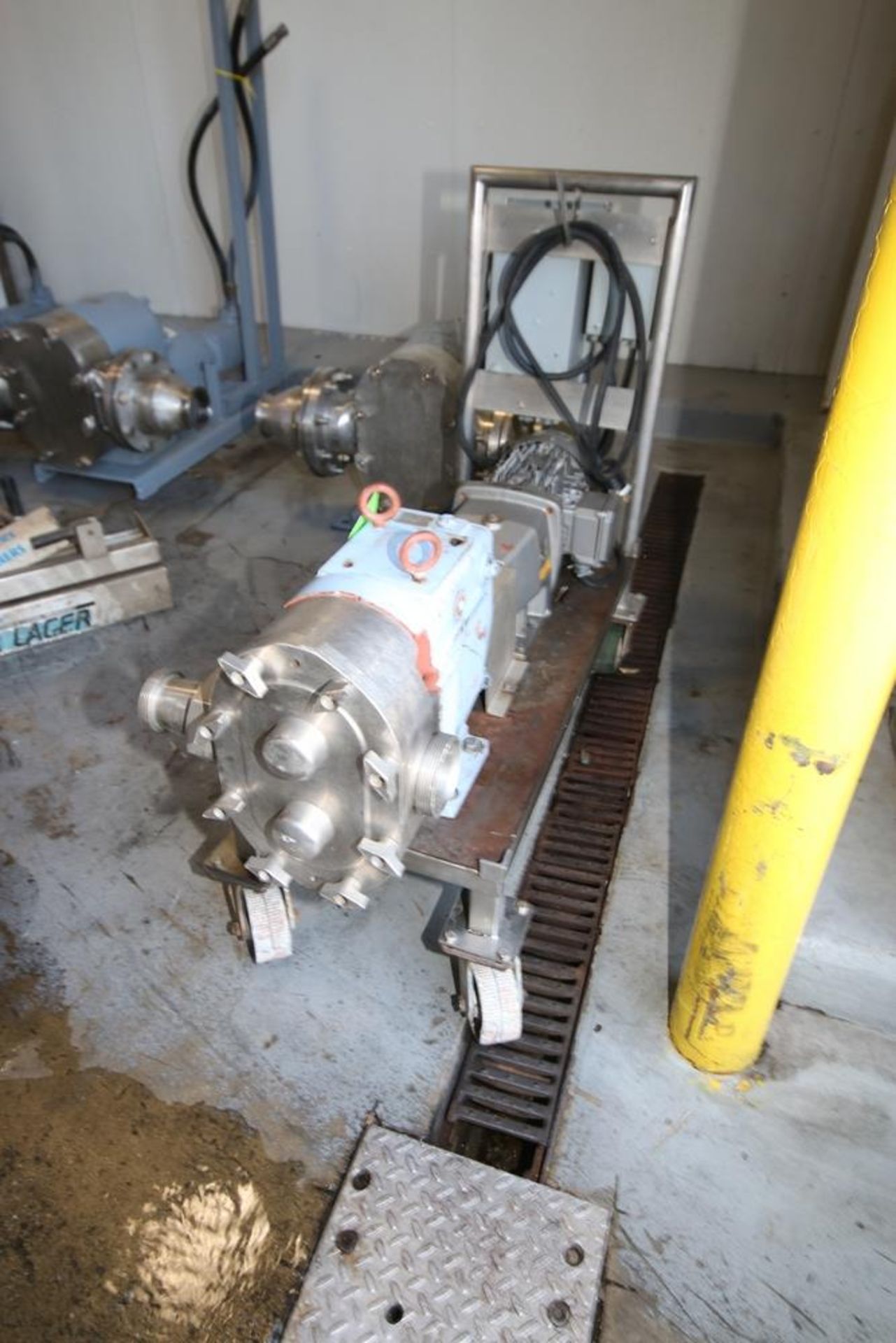 Waukesha 3 hp Positive Displacement Pump, M/N 130, S/N 84506SS, with 2" Thread Type Inlet/Outlet, - Image 5 of 8