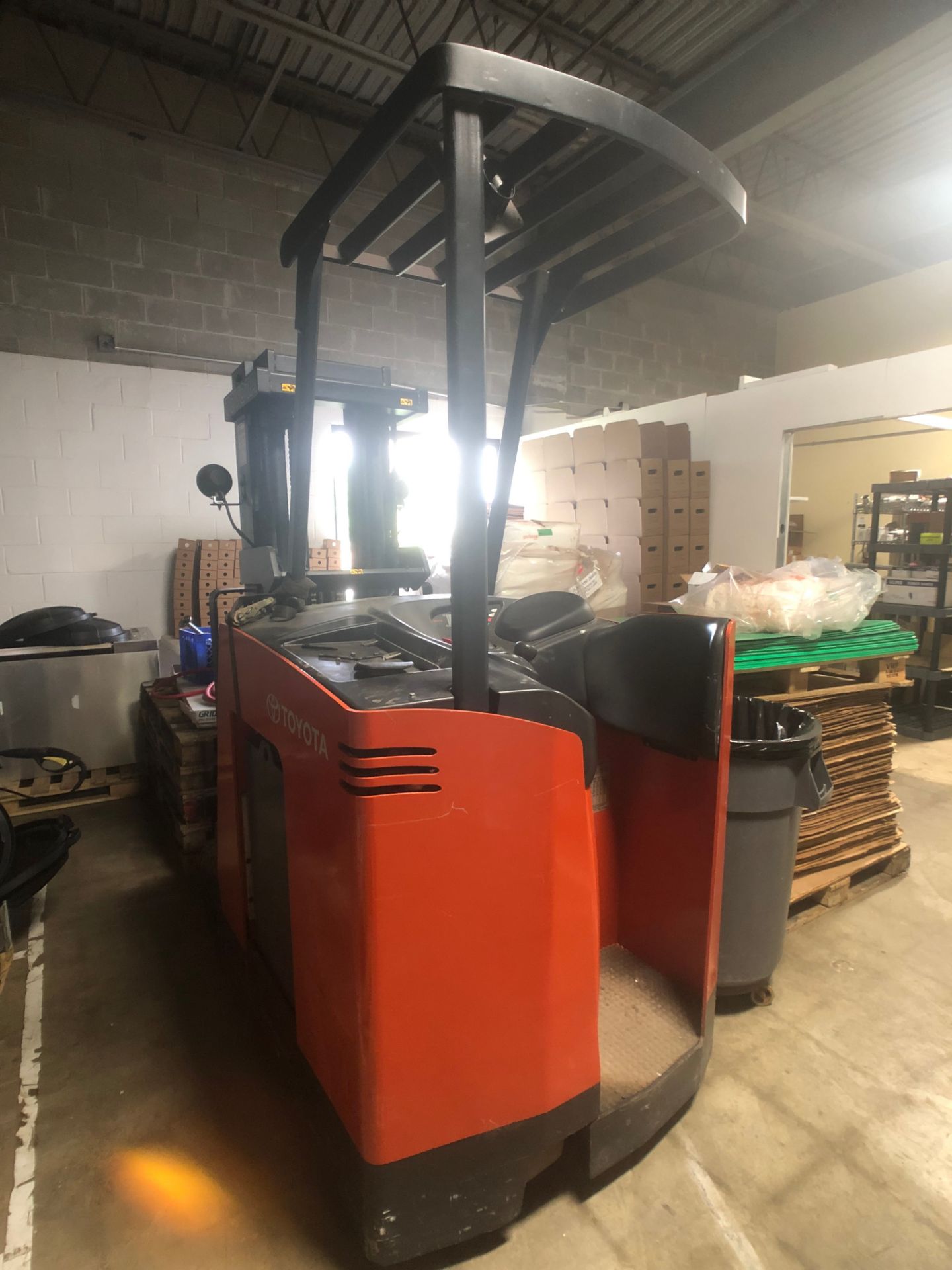 Toyota Electric 3,000 LB Narrow Aisle Forklift, Model 7BNCU15, S/N 51022, 188FSV Mast