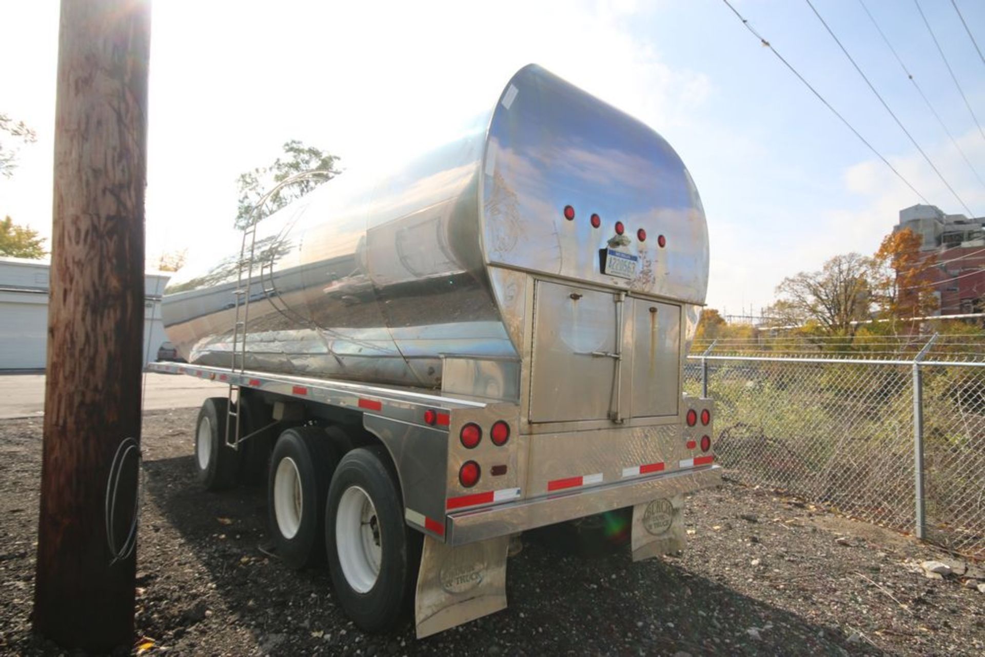 Fruehauf 7,500 Gal. S/S Farm Pick-Up Milk Tanker, with 2" Pump, Internally Mounted CIP Spray Ball, - Image 7 of 17