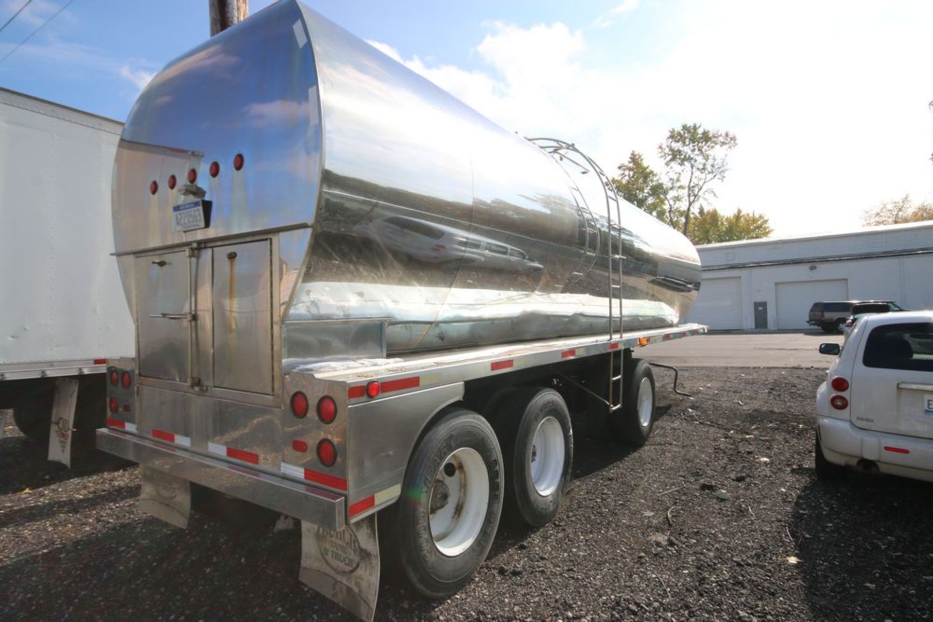 Fruehauf 7,500 Gal. S/S Farm Pick-Up Milk Tanker, with 2" Pump, Internally Mounted CIP Spray Ball, - Image 6 of 17