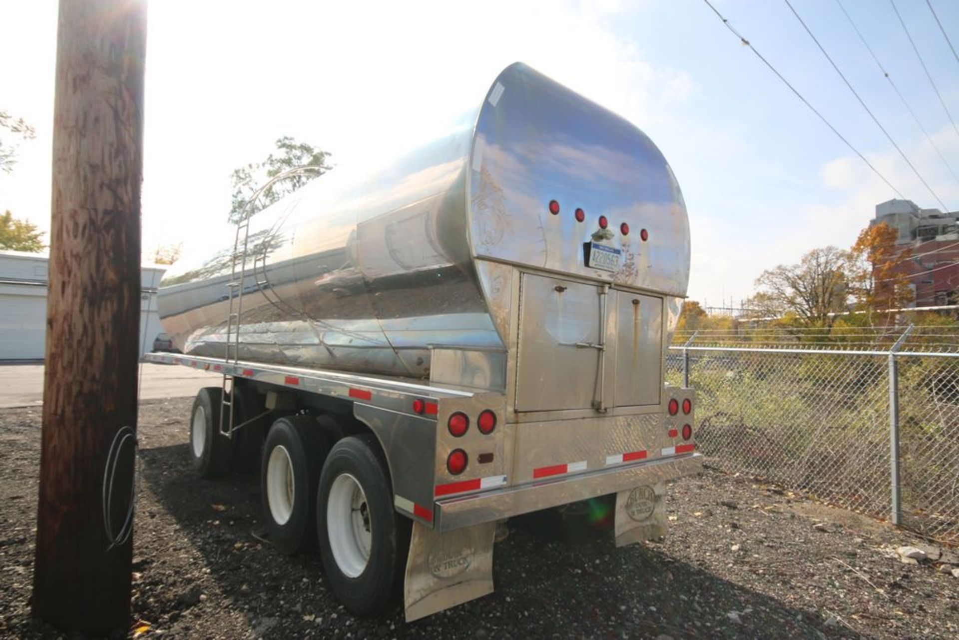 Fruehauf 7,500 Gal. S/S Farm Pick-Up Milk Tanker, with 2" Pump, Internally Mounted CIP Spray Ball, - Image 8 of 17