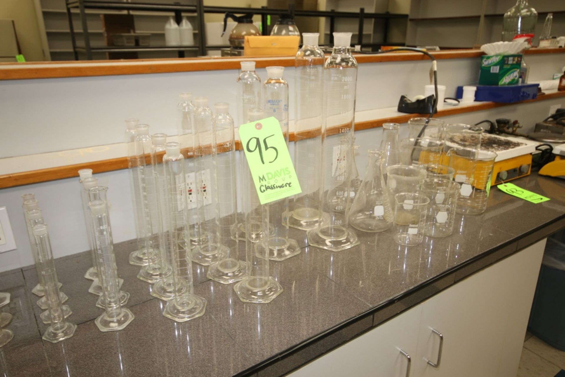 Assorted Lab Glassware, Aprox. 45 pcs, Includes Graduated Cylinders, Beakers, Beakers, and Other - Image 3 of 3