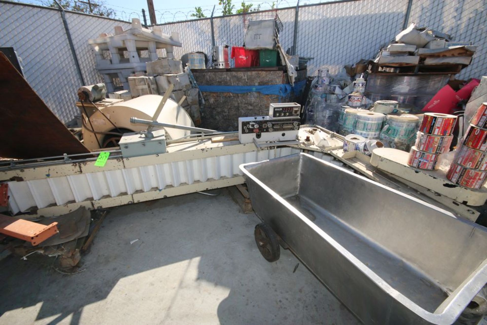 Universal Industries Lift Bucket Conveyor, M/N 770-PBK (LOCATED IN COLTON, CA--$100.00 RIG FEE)