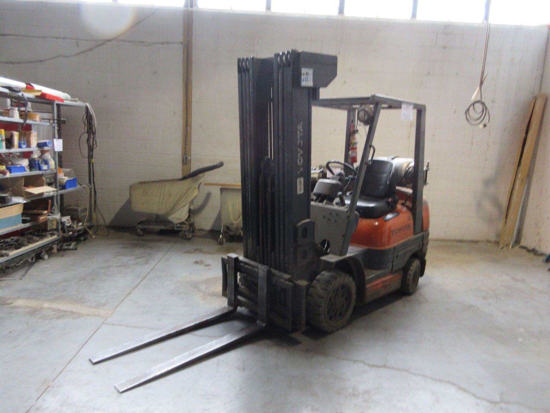 TOYOTA propane fork lift- Capacity 5,000 lbs (3 sections)- Model : 42-6FGCU25 - Lift height 189", - Image 2 of 7