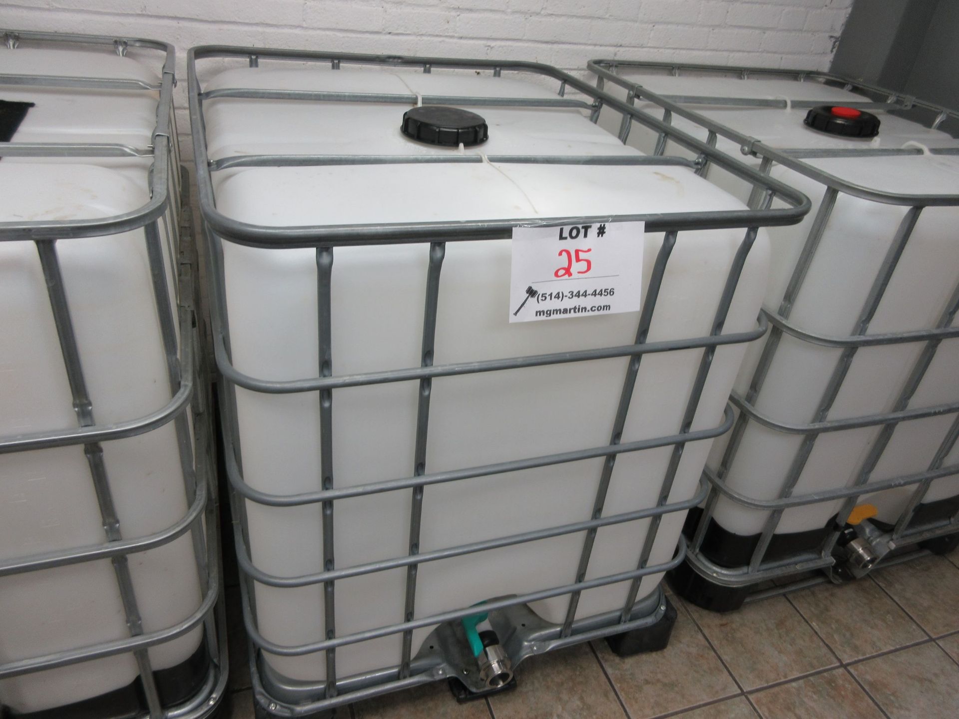 Liquid storage tank (1.000) litres c/w cage + S/S shut off valve