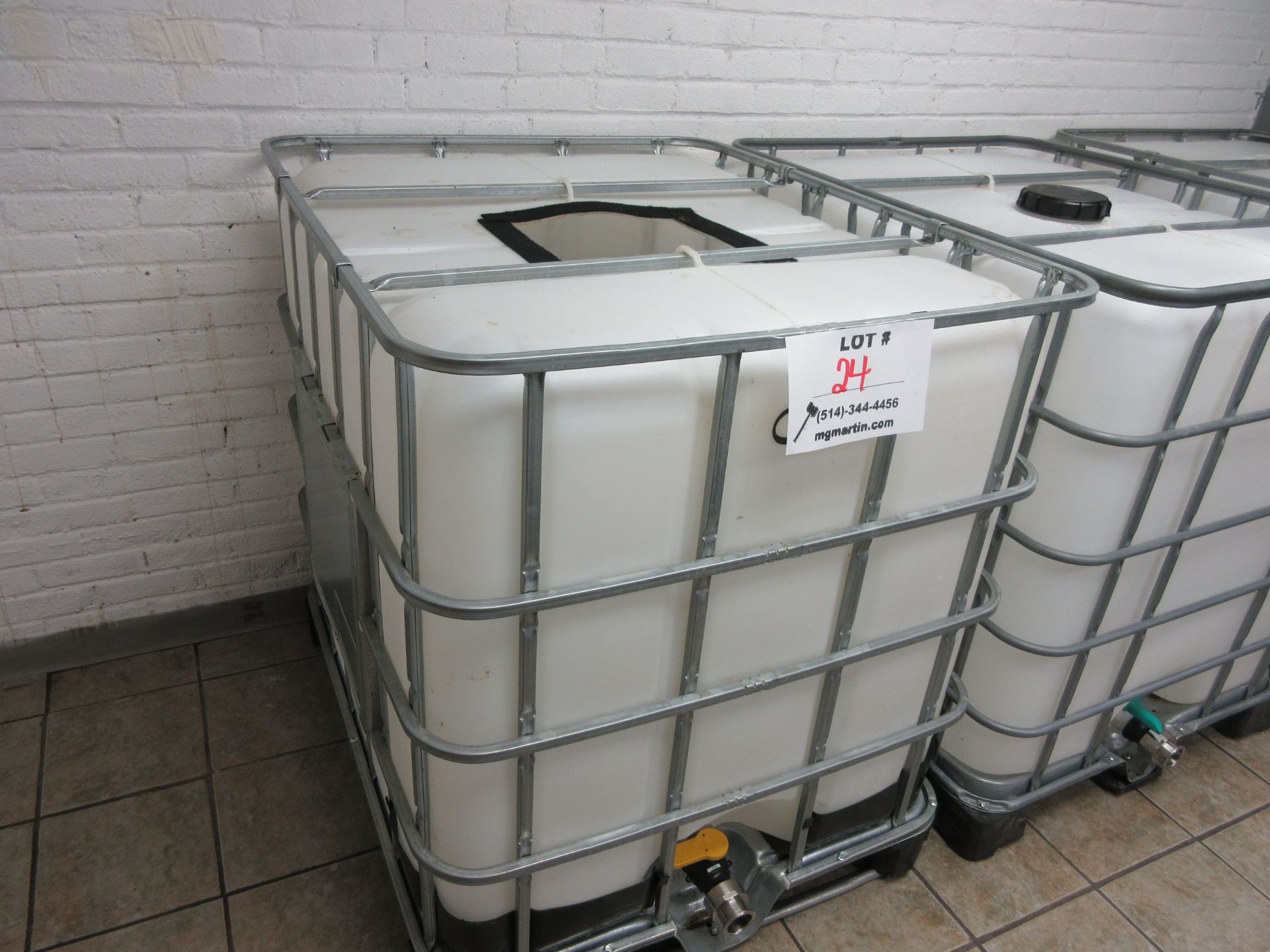 Liquid storage tank (1.000) litres c/w cage + S/S shut off valve