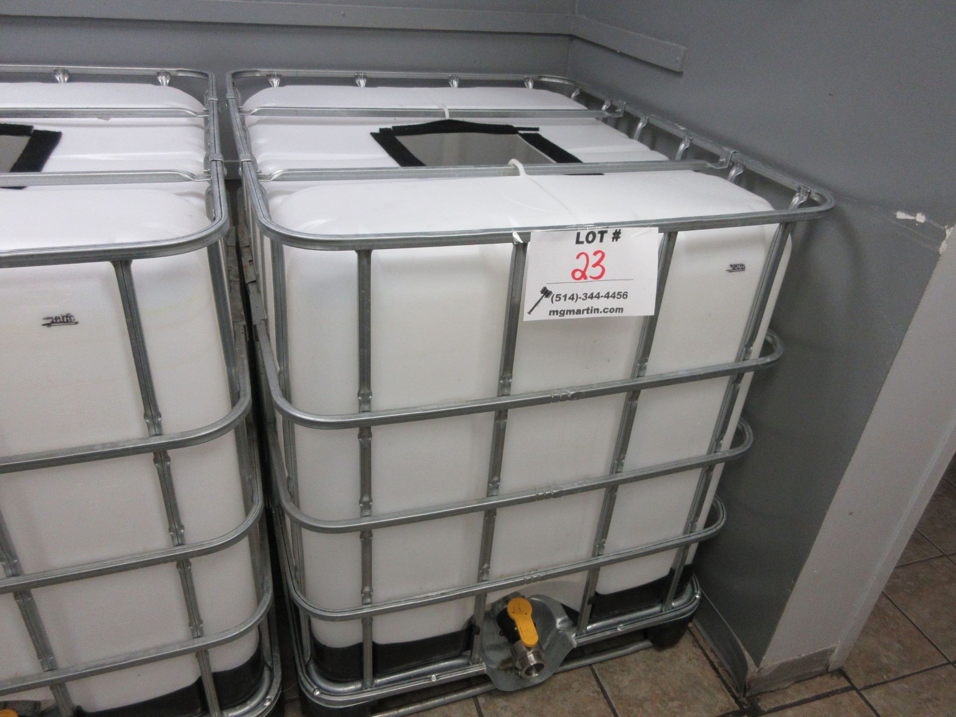Liquid storage tank (1.000) litres c/w cage + S/S shut off valve