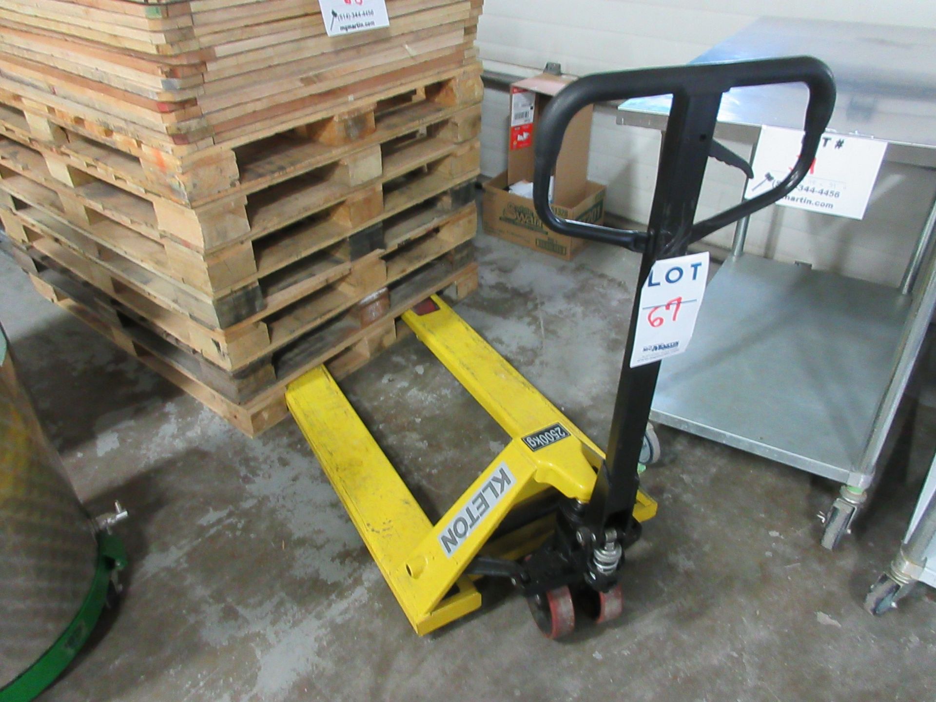 Hydraulic pallet lift