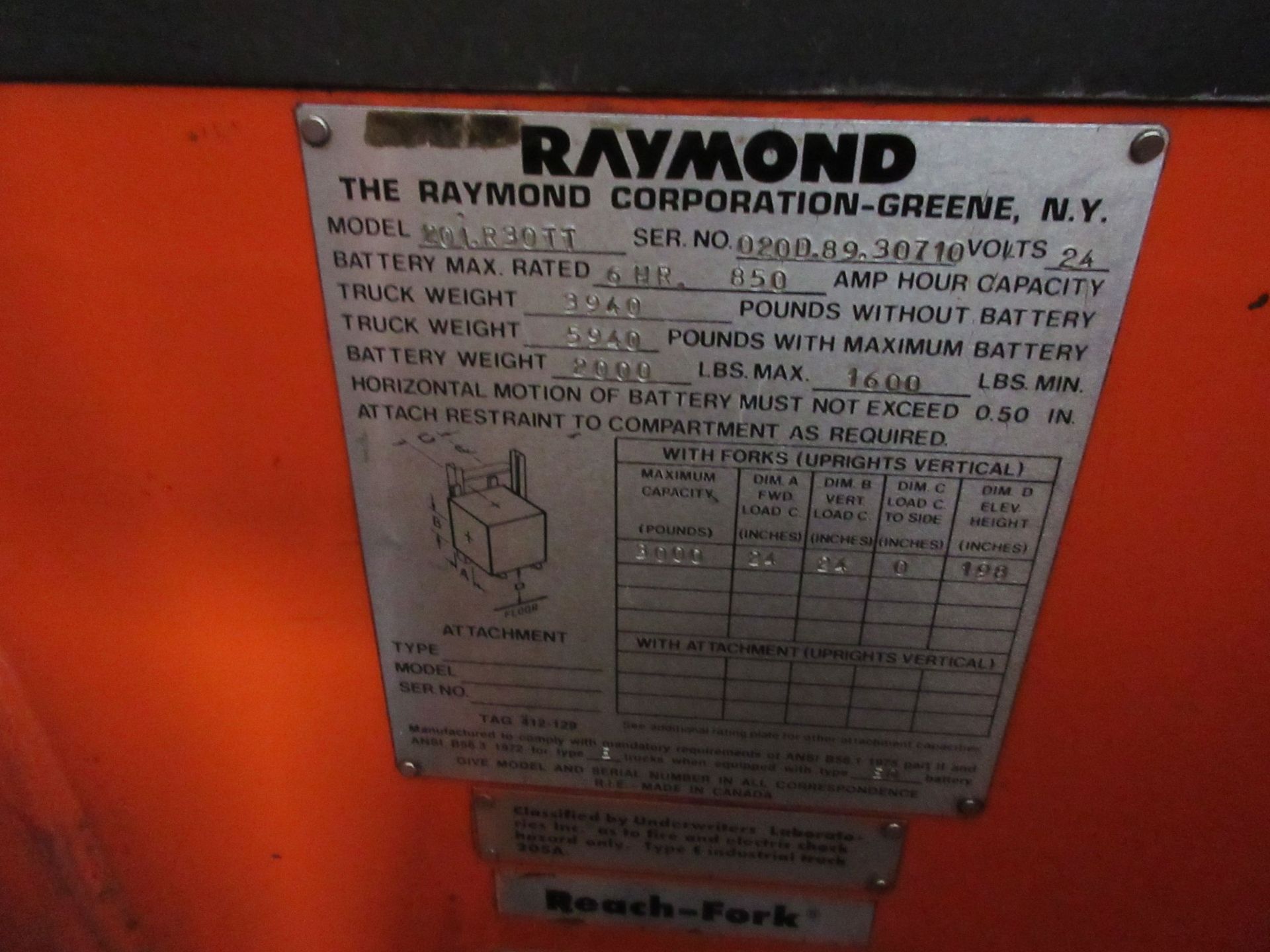 RAYMOND electric lift, 24 volts, cap : 3,000 Lbs, Model : 20-R30TT w/t EAGLE SR6000 charger 2 - Image 4 of 6