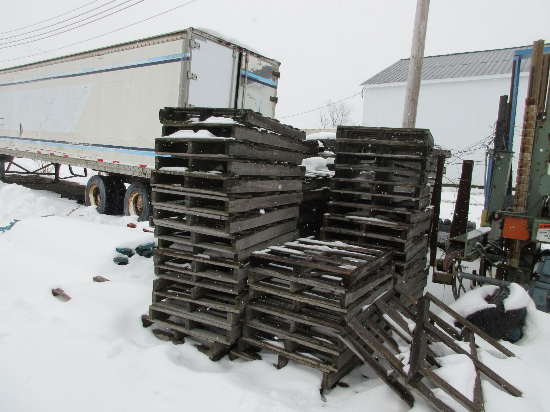 Assorted pallets (exterior) aprox 80
