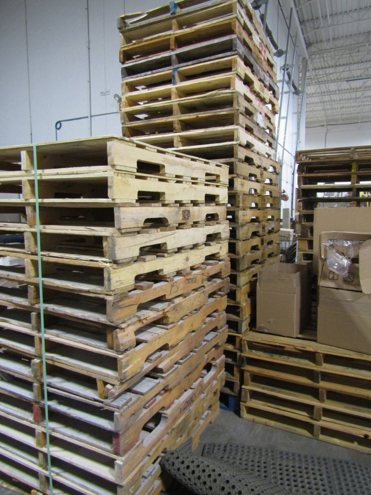 All available Wood and Metal Skids in Building - Image 2 of 2