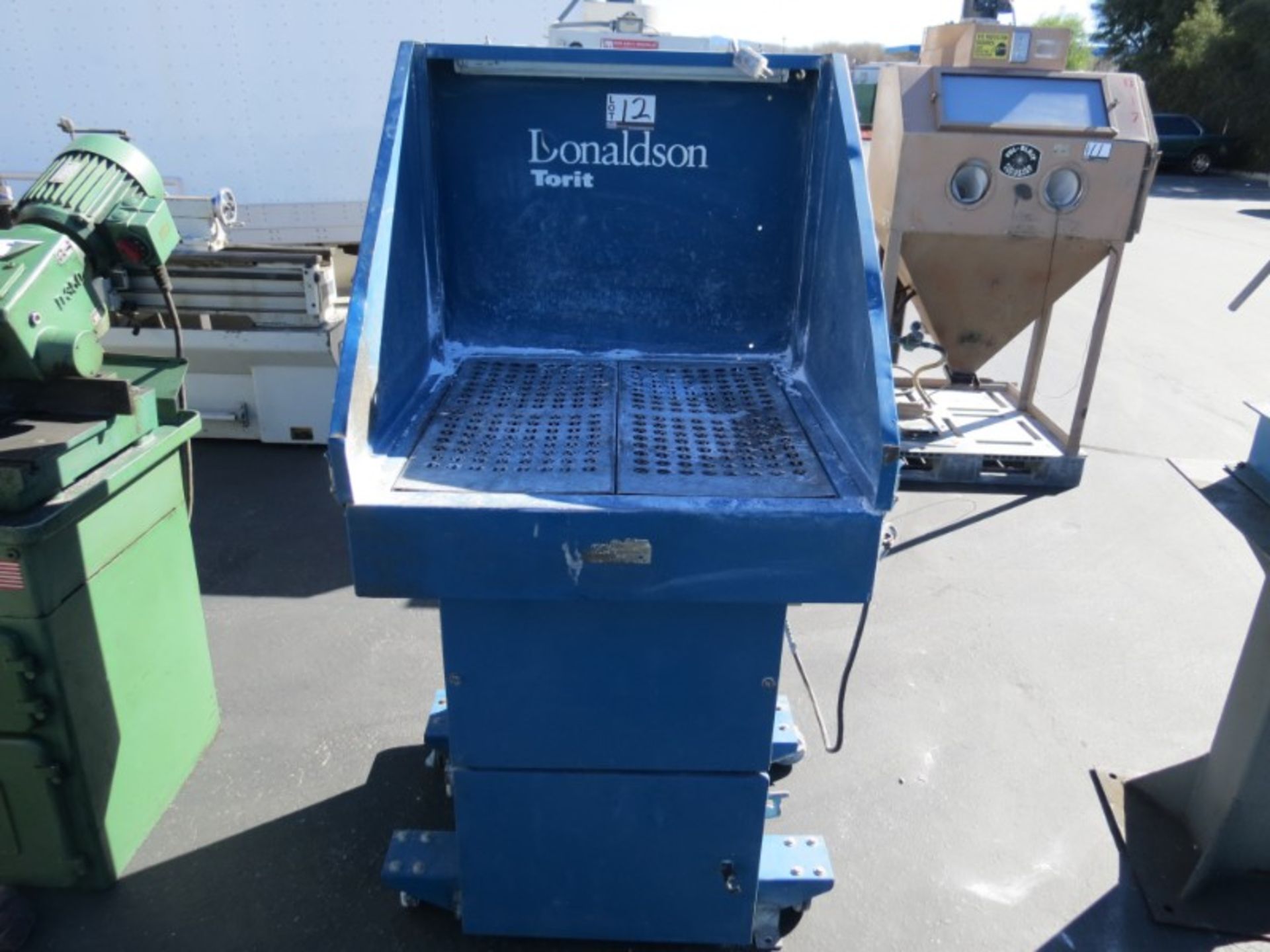 Donaldson Torit B-800 Down Draft Bench, s/n 2091170 (Moved Outside for Photos)