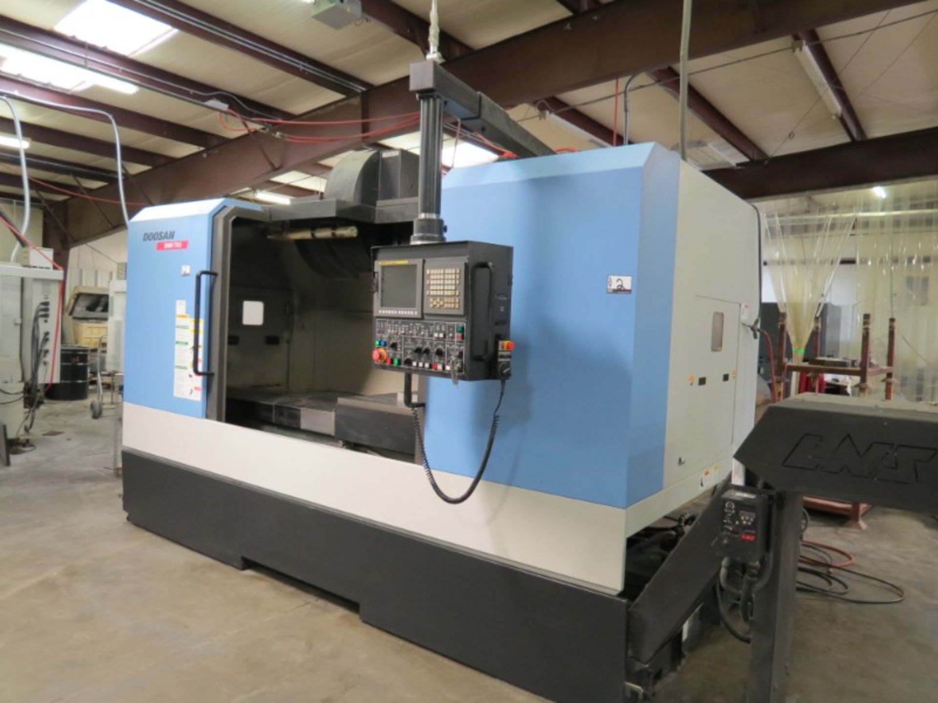 Doosan DNM750 4-Axis VMC, Fanuc 30i, 64.2"x30"x25.6", 8000 RPM, 30 ATC, chip conveyor, New 2013 - Image 5 of 10