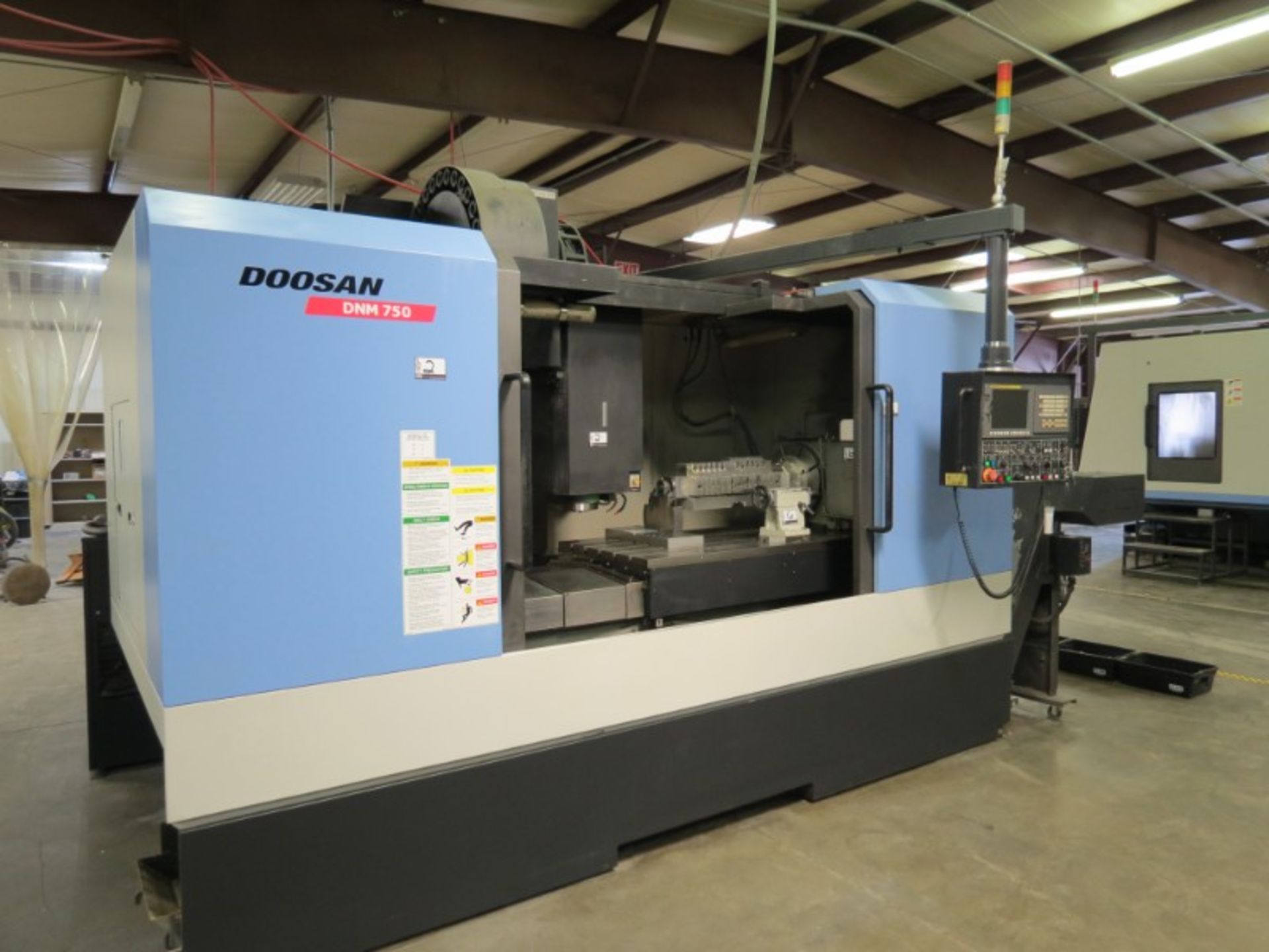 Doosan DNM750 4-Axis VMC, Fanuc 30i, 64.2"x30"x25.6", 8000 RPM, 30 ATC, chip conveyor, New 2013 - Image 4 of 10