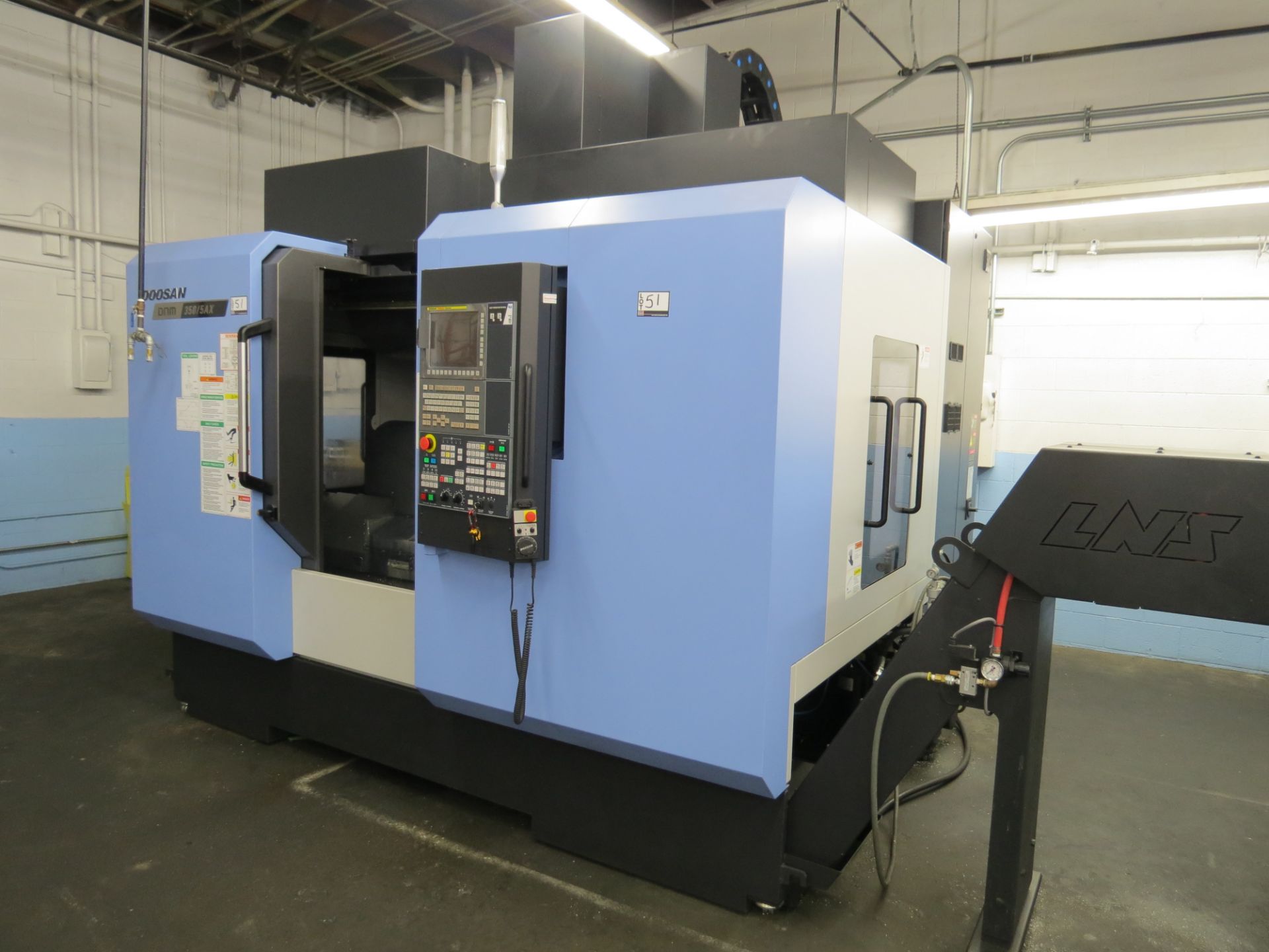 DOOSAN DNM 350 5-AXIS VMC Fanuc control, Trunnion Tilt-table,12K RPM, 60 ATC, New 2017 (Anaheim, CA) - Image 9 of 11