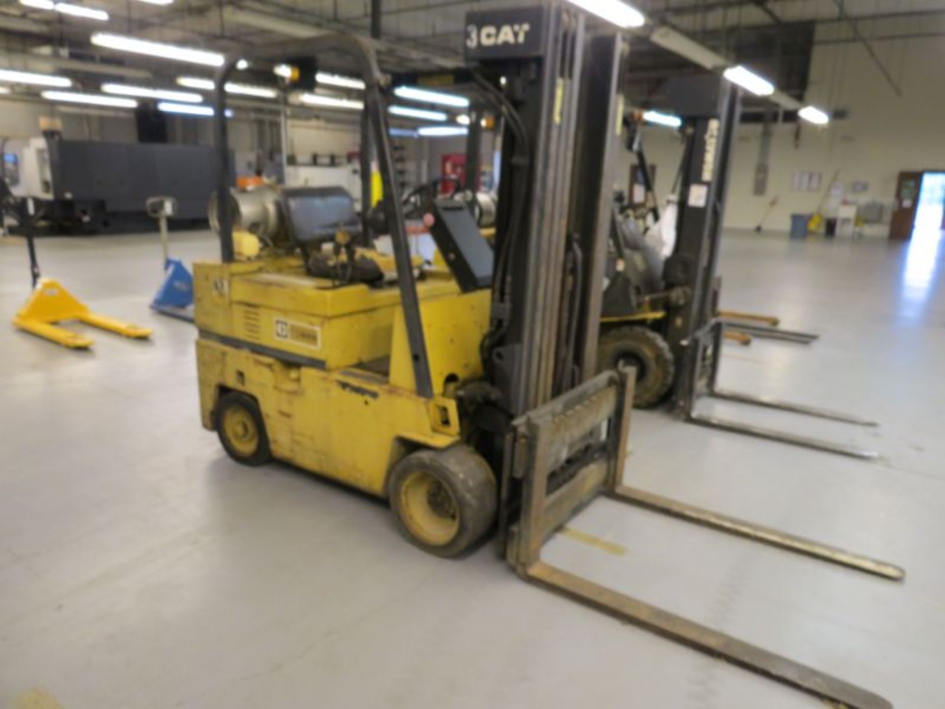 Caterpillar TC60D Forklift, capacity 5300lbs, Ne battery, Hydaulic hose leak s/n 910879, hours :