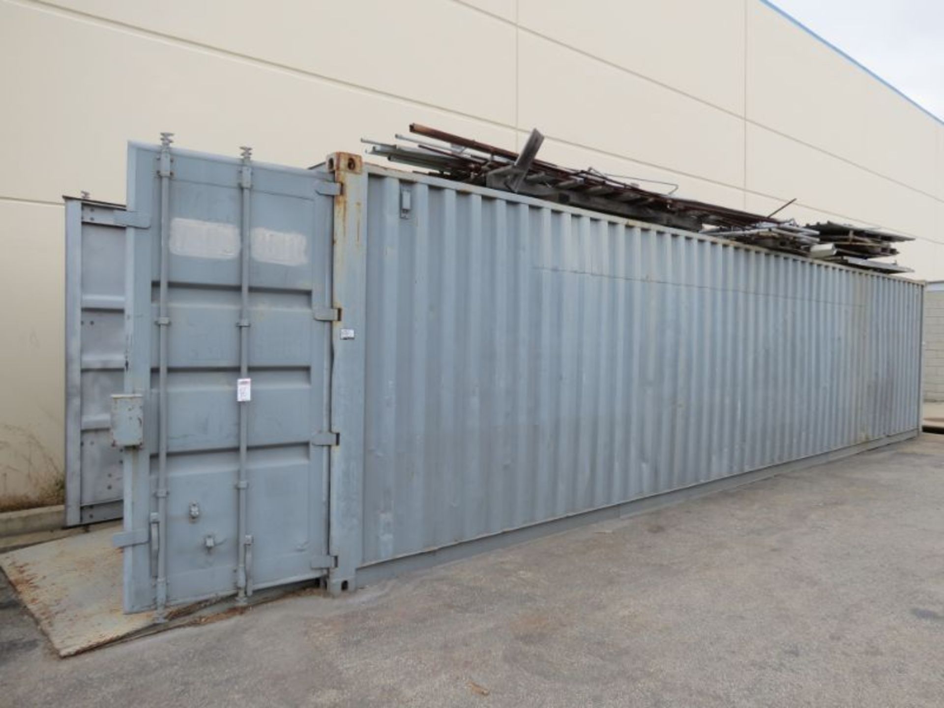 40' Storage Container w/ Loading Ramp and material on top - Image 3 of 7