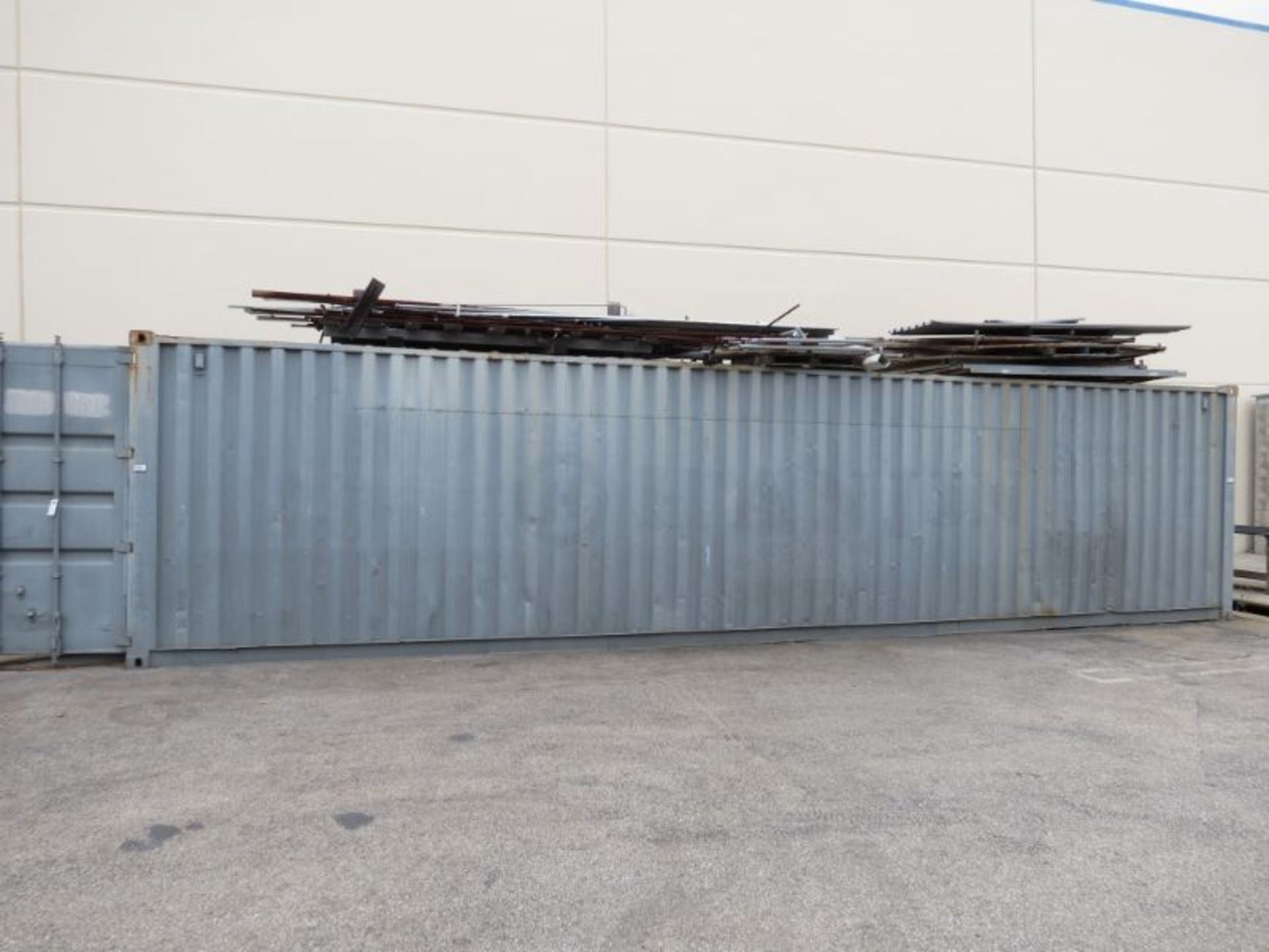 40' Storage Container w/ Loading Ramp and material on top - Image 6 of 7