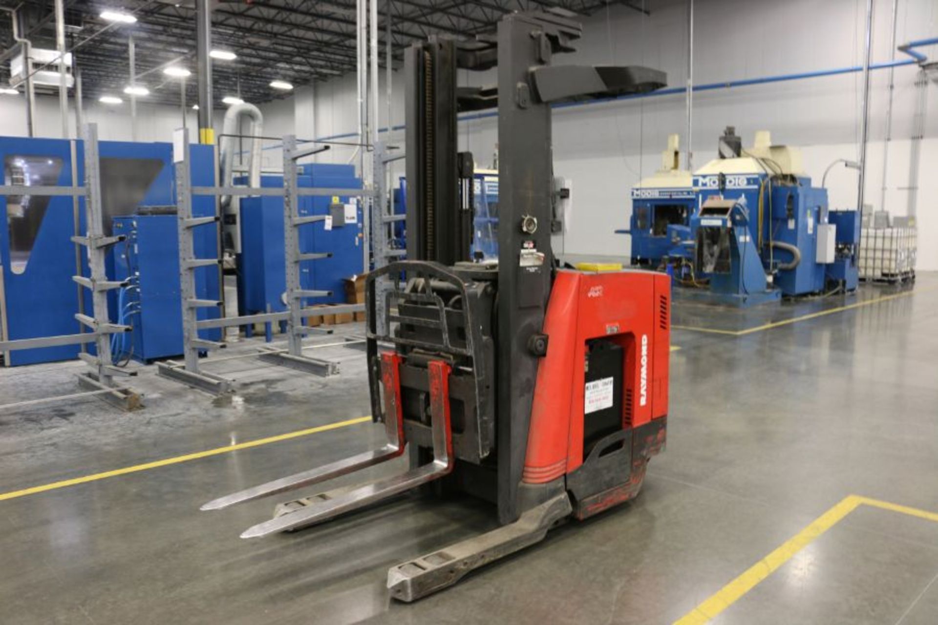 Raymond 740 DR32TT Electric Narrow Aisle Double Reach 4000 Lbs. Cap. Electric Forklift - Image 5 of 6