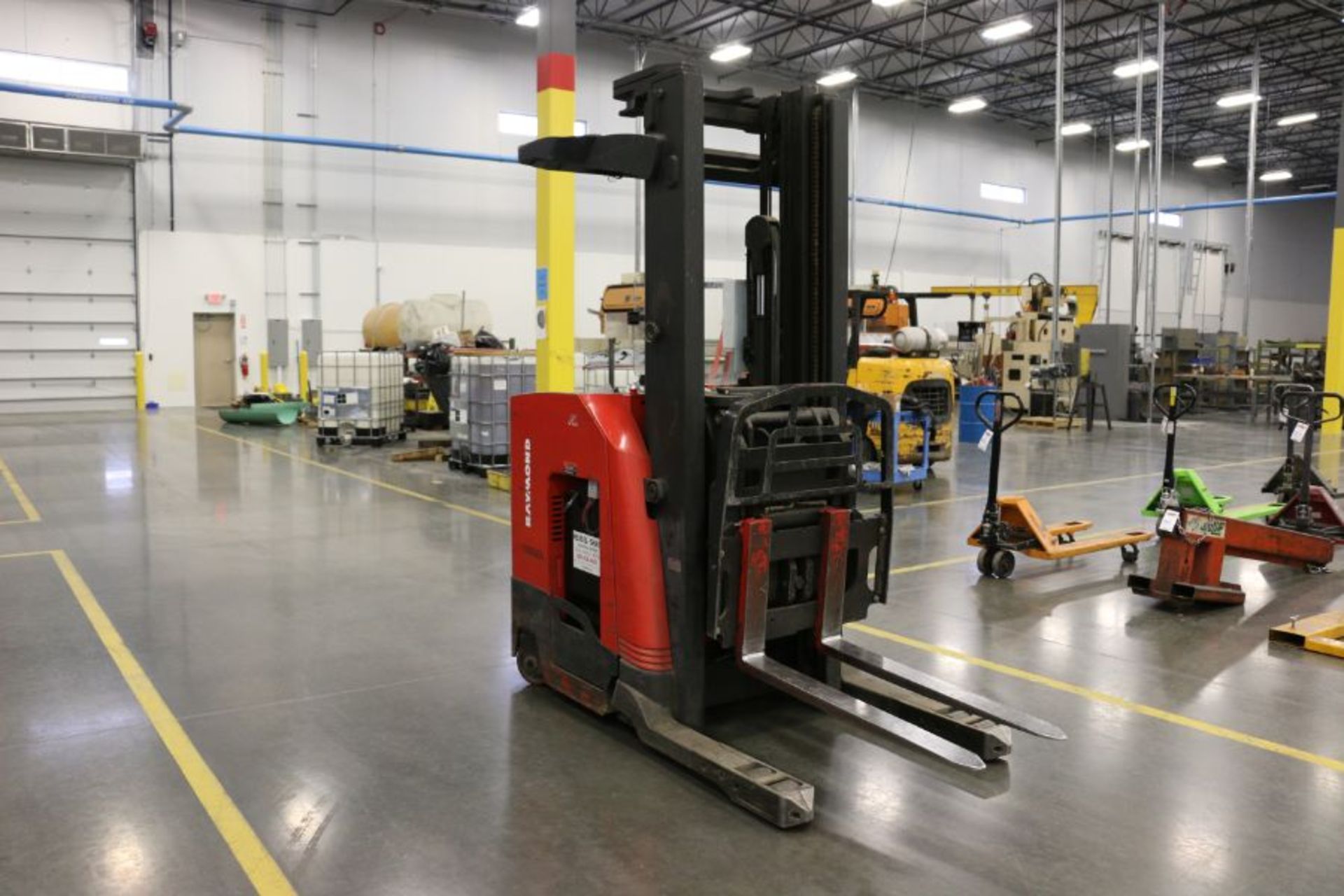 Raymond 740 DR32TT Electric Narrow Aisle Double Reach 4000 Lbs. Cap. Electric Forklift - Image 3 of 6