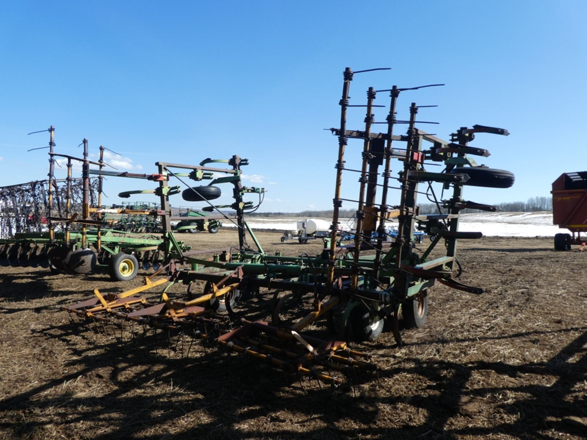 1981 CCIL 204 DT CULTIVATOR W/ MTD. HARROWS - 26' W/ T/A WALKING BEAMS S/N 25058 W/ P/O SWEEPS & - Image 2 of 3