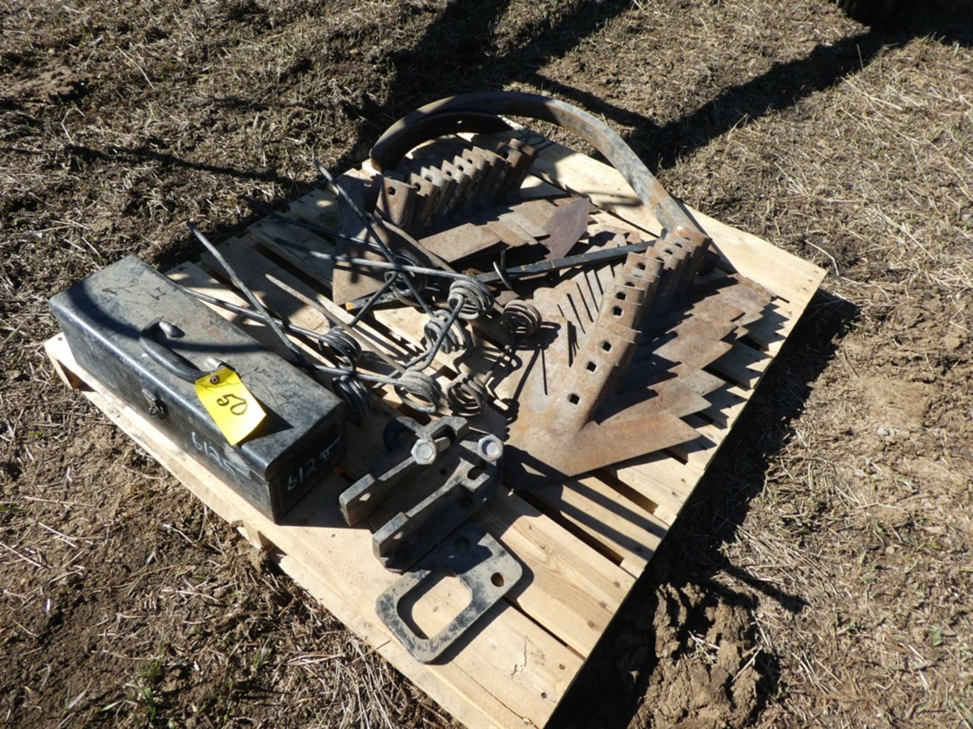 1981 CCIL 204 DT CULTIVATOR W/ MTD. HARROWS - 26' W/ T/A WALKING BEAMS S/N 25058 W/ P/O SWEEPS & - Image 3 of 3