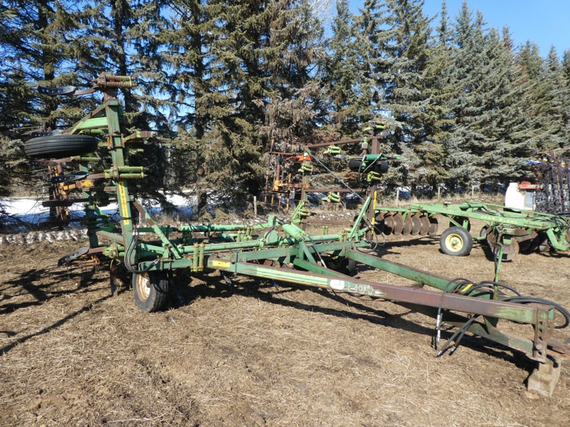 1981 CCIL 204 DT CULTIVATOR W/ MTD. HARROWS - 26' W/ T/A WALKING BEAMS S/N 25058 W/ P/O SWEEPS &