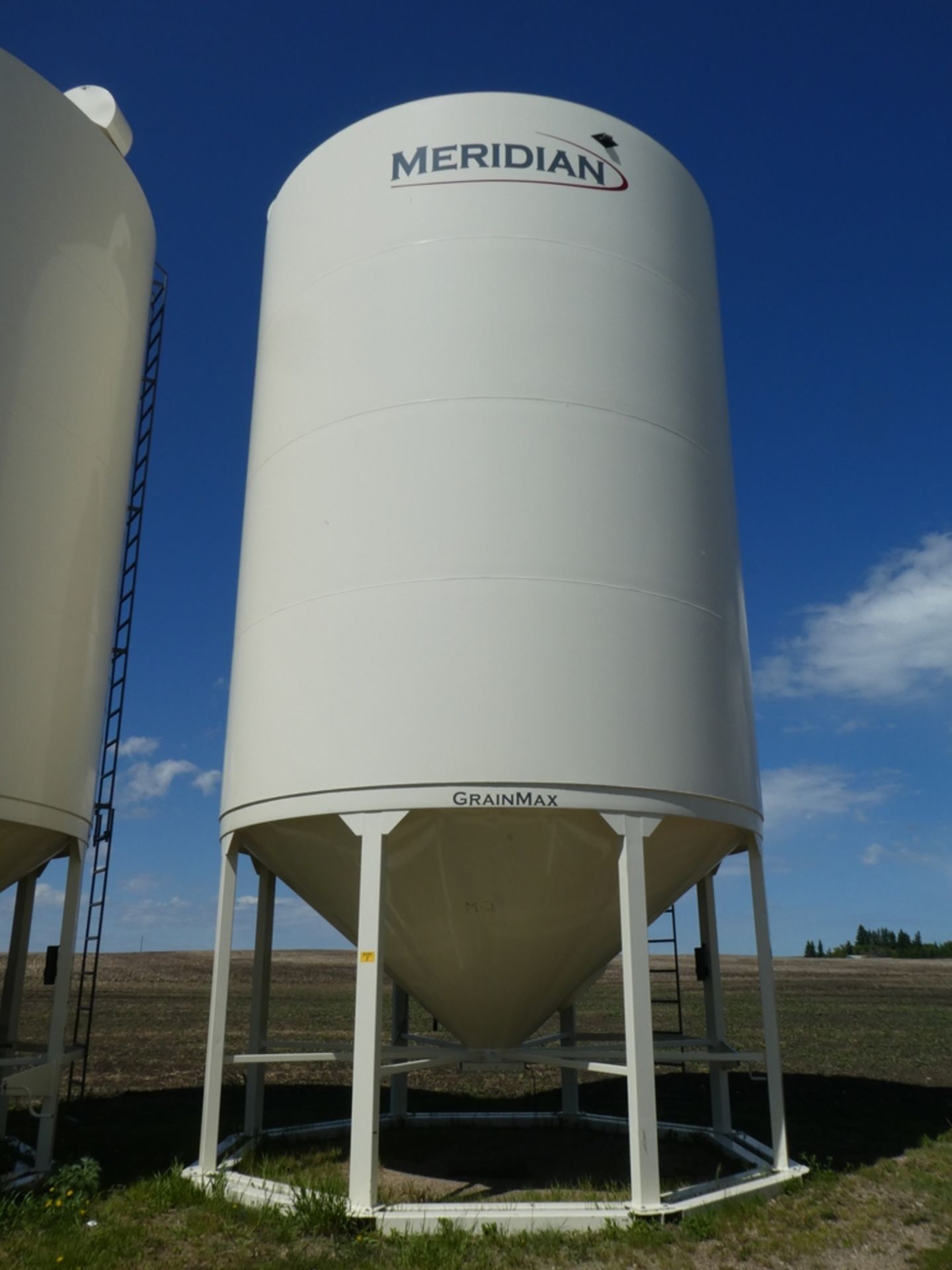 2012 MERIDIAN SMOOTH WALL HOPPER BIN M# GM4000WIJAS 4119BU S/N 602012 06 36217 W/ DOUBLE SKID,