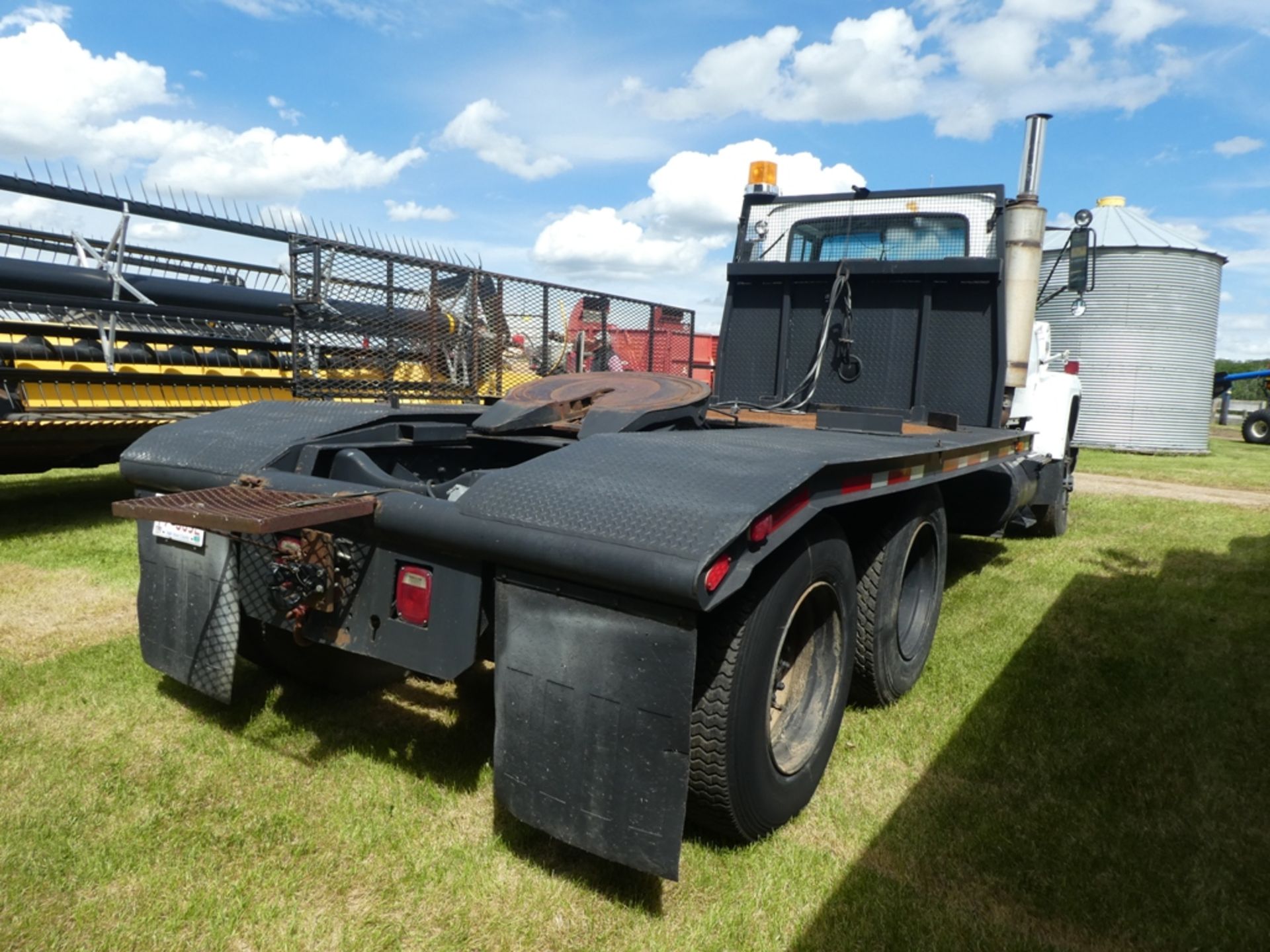 1979 Ford LT9000 T/A TRUCK VIN: U91EVFC5645Engine: 8V71TA DETROIT DIESELColor: WHITEW/14' STEEL DECK - Image 2 of 5