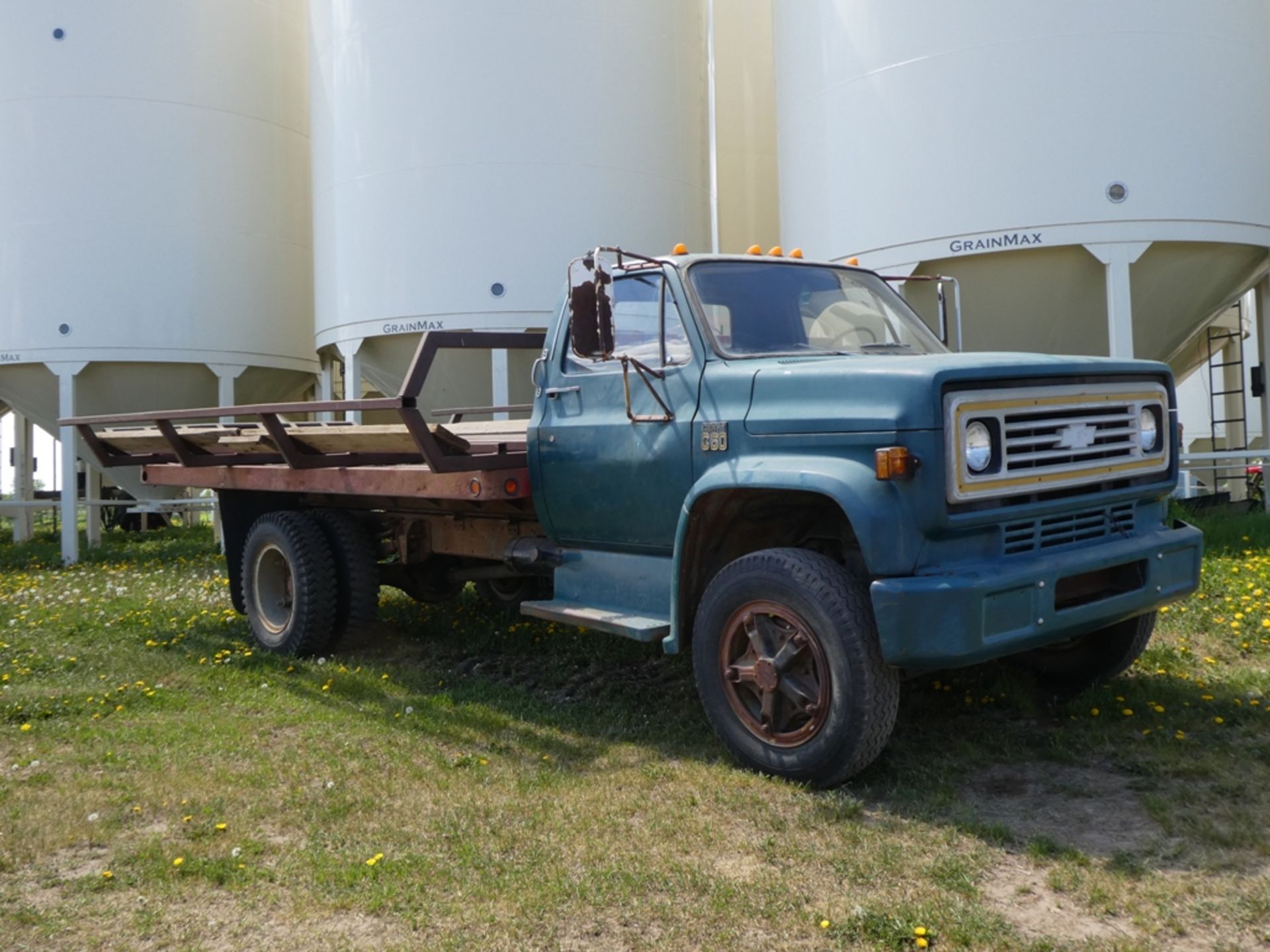 1976 GMC C60 ROUND BALE HAULER VIN: CCE617V104539Miles: 59,374Engine: 350Color: GREEN8 BALE CAPACITY - Image 2 of 7