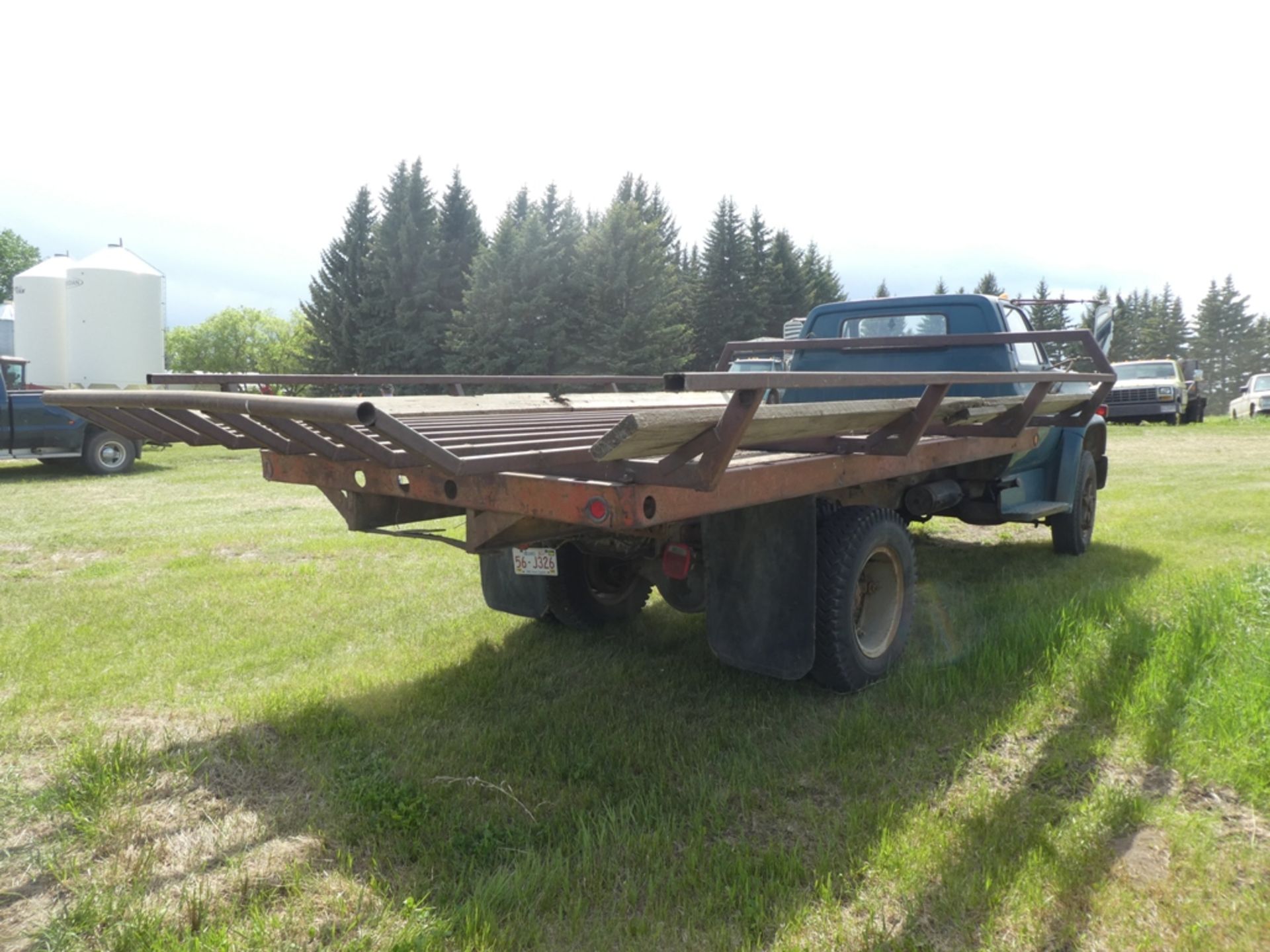 1976 GMC C60 ROUND BALE HAULER VIN: CCE617V104539Miles: 59,374Engine: 350Color: GREEN8 BALE CAPACITY - Image 3 of 7