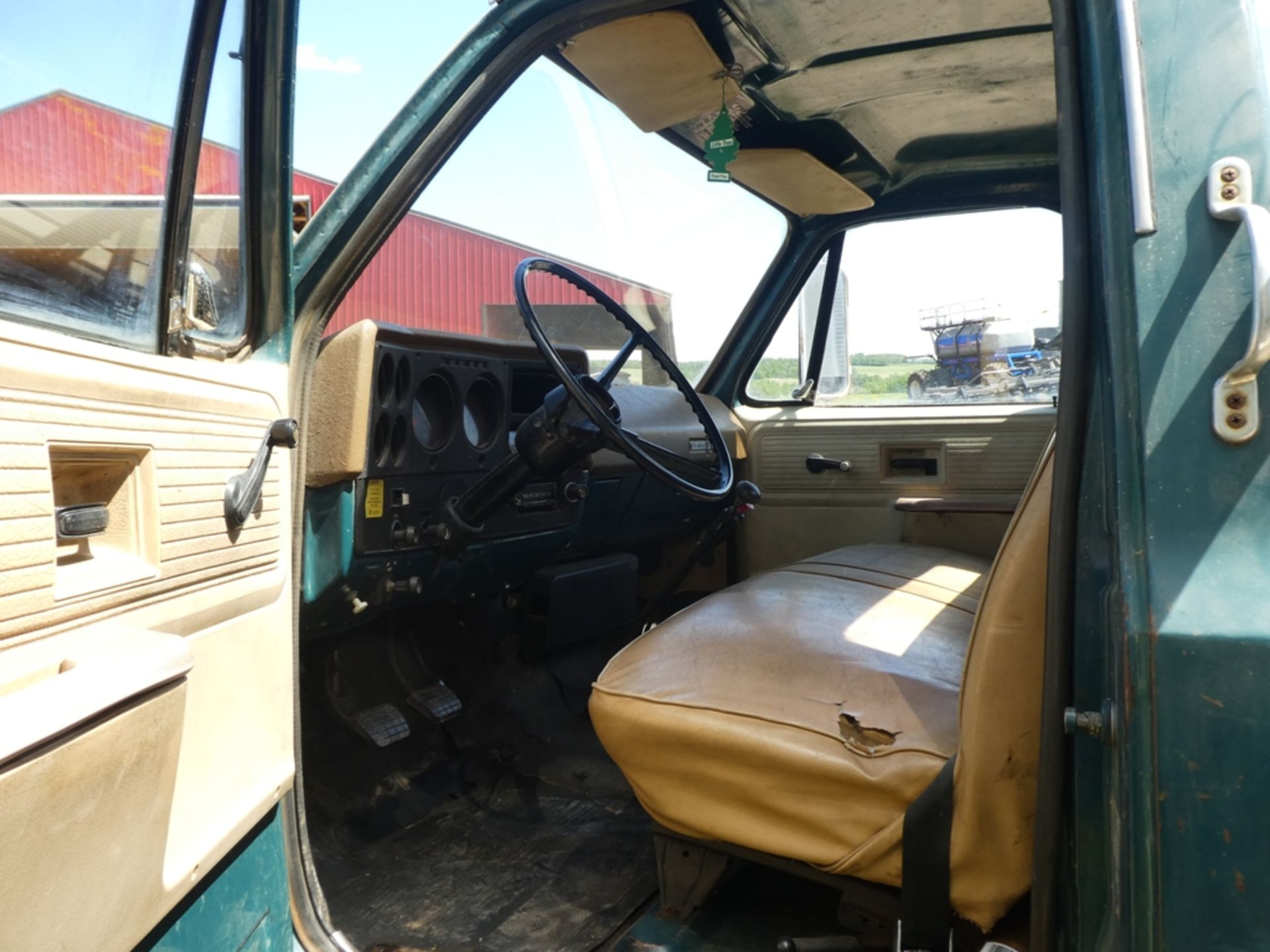 1976 GMC C60 ROUND BALE HAULER VIN: CCE617V104539Miles: 59,374Engine: 350Color: GREEN8 BALE CAPACITY - Image 5 of 7