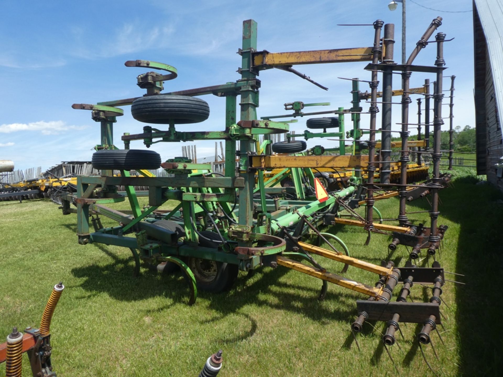 CCIL 807 DT CULTIVATOR-28' W/MOUNTED HARROWS S/N 27411 - Image 3 of 3
