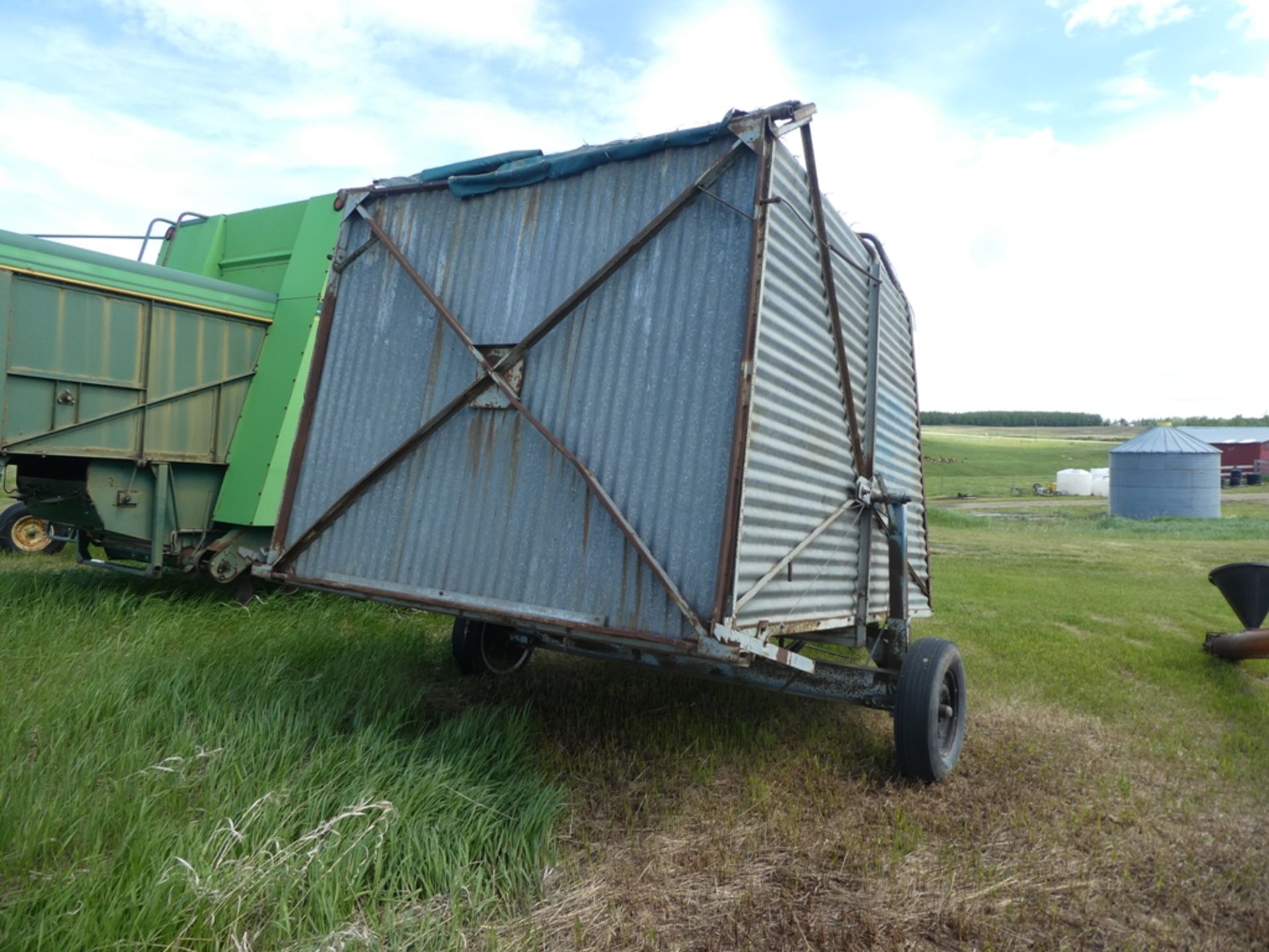 FOSTER HARVEST MASTER CHAF WAGON W/SEED TREATER HOPPER S/N OBL - Image 2 of 2